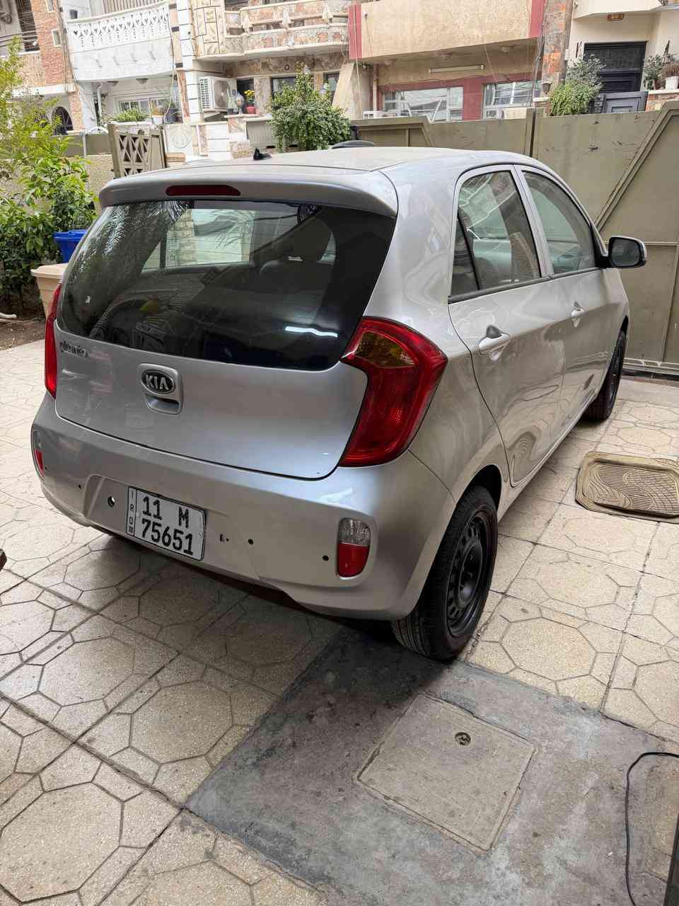 سلام عليكم من رخصت الادمن المحترم 
بيكانتو للبيع مديل ١٤ سياره جاهزه من كلشي 
كير مكينه تبريد تخم تاير محرك ٤سرندر 
بيها صبغ حزام بدون دواخل جارده
رقم جديده تحويل مباشر مكان 
سياره بغداد السعر ٧٠ 
***********
