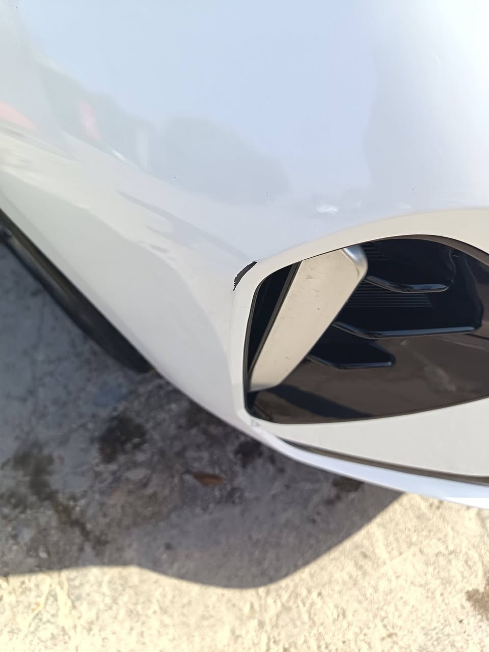 سلام عليكم.. كي ثري 2025 ماشيه 7000 قابله لزياده  السياره. خاليا من اي ضرر او صبغ او بارد السياره بيه بس هاي الفعصه. خال اصبعي عليه مابينه كلش ..... لسع150 بيه مجال قليل. للاتصال *********** مكان السياره بغداد حي لجهاد
