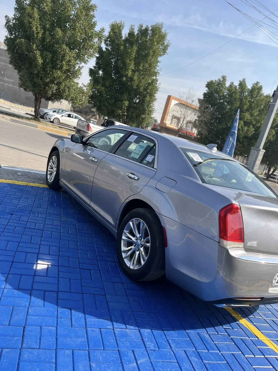 اوباما 2017 اصل وارد كندي حادث جاملغ وبنيد بدون دواخل وهنا صار بيها خادث جاملغات خلفية 
الي يدور جديد وما مشغتلة خط
فول مواصفات 1/1 300 C 
كشنات كهربائي ستيىن كهربائي كشنات حار وبارد داخل
مرايات قلاب ويه البك 
بردة خلفية 
بنوراما 
يدات كروم 
تشغيل عن بعد 
ويل مكسيكي اصلي
سيارة جديدة وجاهزة من كلشي 
السيارة حادثها جاملغات خلفية  
لون مميز صدر الحمام / لايتات زنون لد ثلجي  
تو ويل محرك 3600/ 6 سلندر 
 رقم ذي قار دولي توا صاعدة هزة شرط التحويل 
للاستفسار ***********
العنوان بصرة
