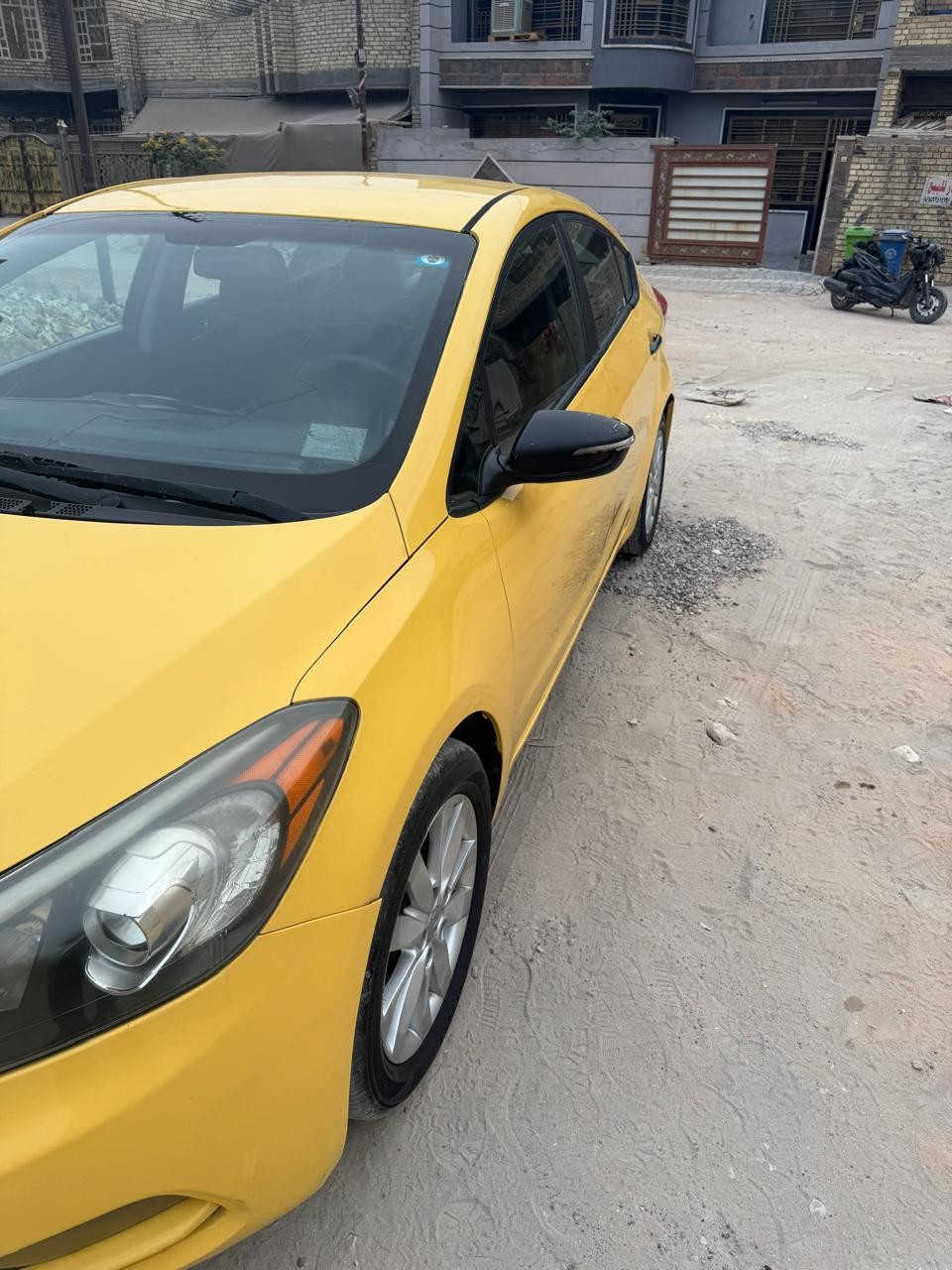 كيا فورتي موديل 2015. وارد امريكي 
حادثها موضح بالصور مالتها 
السياره كلها ليبل واحد بدون أي قطعه تبديل 
مكينه 1800 دوش بيهة خيط تبخير
تبريد ثلج
السياره بسمي 
السياره احلى من الصور   
السعر (100) ورقة وبيهة مجال بسيط
*********** مكان / بغداد العبيدي بغداد, العراق
