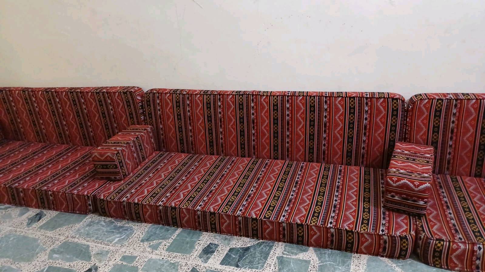 طبله وسطيه بقاعده خشبيه ثقيله السعر ٣٥
جلسه عربيه ١٣ متر مستعمله جدا قليل بسبب ضيق المكان  تفصال وشغل عراقي السعر ٣٥٠