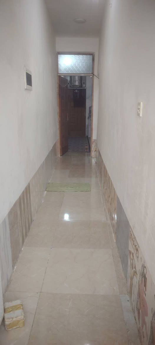 السلام عليكم بيت للبيع مقابل النازحين خط ثاني مسلح مرتب وجاهز تبليط ماء كهرباء مساحه ميت مترسعر28وبيه مجال رقم الهاتف ***********
