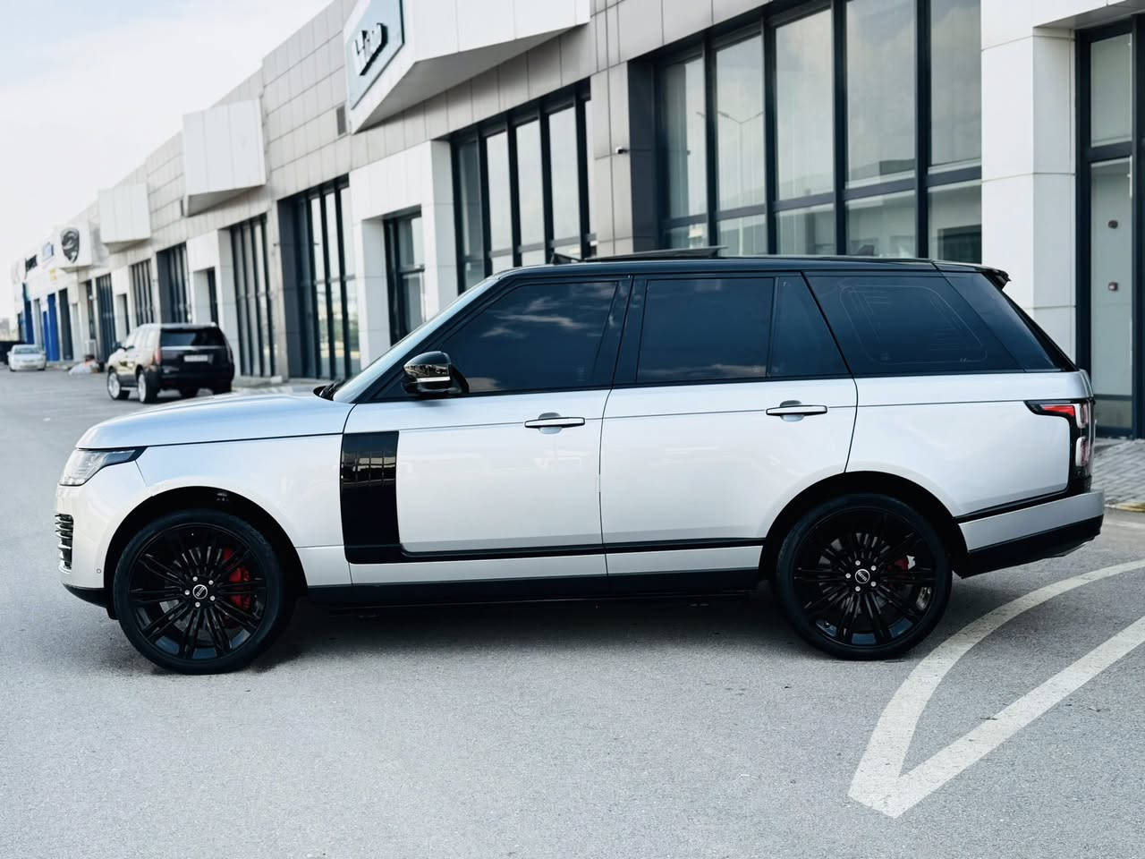 ﷽
RANGE ROVER VOGUE 2016 
▫️رانج رؤڤه ر مؤديل 2016 ڤؤگ فول مواصفات
🔹 فول مواصفات مواصفات بلاك زمان دولي
▫️سيارة كامل داخل و خارج محدث 2021🔥📦

◻️محريك V8 5.0L تمانية سلندر سوپر جارج مرغوب
🔹گير و محريك بشرط فحص
بدون صوت و بدون صرف بدون خلل
🔹ماشية  57 الف حقيقي

◻️ سيارة كلين فقد ( بنيت صبوغ بسبب محدث ) 
🔹سيارة جديد حيل حيلوة نضيفه 📦
🔹سيارة كاكل داخل و خارج محدث 2021

◻️مواصفات فول معروفة
🔹{ بصمة - پانوراما - داخل احمر - رادار -  دوسات كهربا - خمس كاميرا - صندوق شفت - باب صحب - كشنات تتفيئة و تبريد - كشن مصاج - كشن و ستيرن خزن - ستيرن تتفيئة - بغاغ لايت - مراي شفت - تبريد مركزي - بعد }

◽️اربع تاير ويل جديد ويل بلاك
🔹دبل و جوبليسات كل بشرط
🔹سيارة شرط بدون اى نواقص گير و محرك و حدادي و كاهرباى كولة بشرط
🔹سنوي و رقم و هزة جديد سنوي بأسمي
🔹 نفسي يوم / تحويل و كاله حاظر
🔹 مكان_🌆 سليماني

◽️سعر_ 289$🔐🔥🔥
◽️موبايل_ ***********
____________________________________
