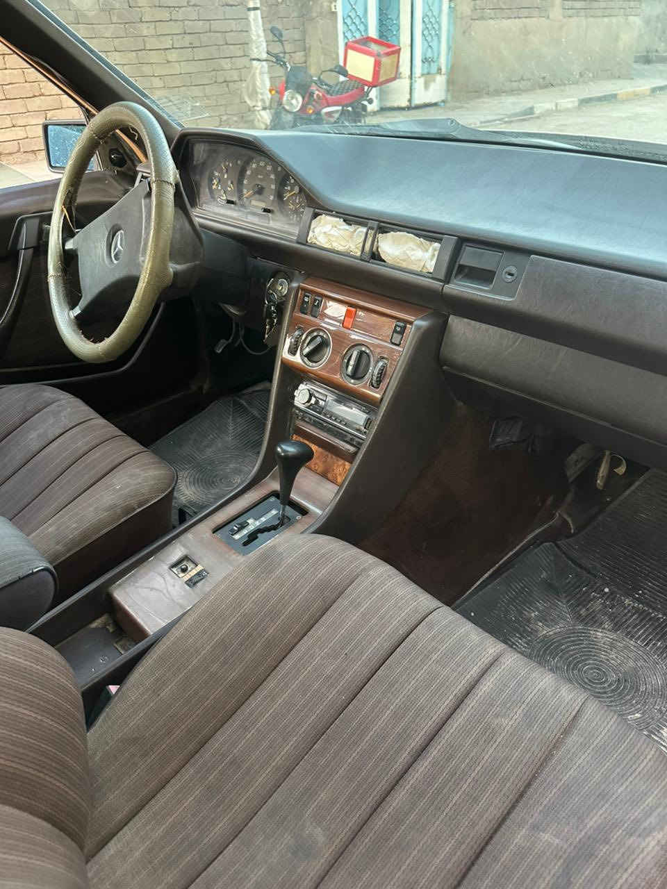 السلام عليكم ورحمة الله
مرسيديس دب مديل 1990 السياره كامله 

رقم السيارة ديالى  تحويل ثاني

السعر ٣٨ورقه وبيه مجال

مكان السيارة بالبصرة

التواصل على الرقم.  ***********./ ***********.  متواجد واتساب
