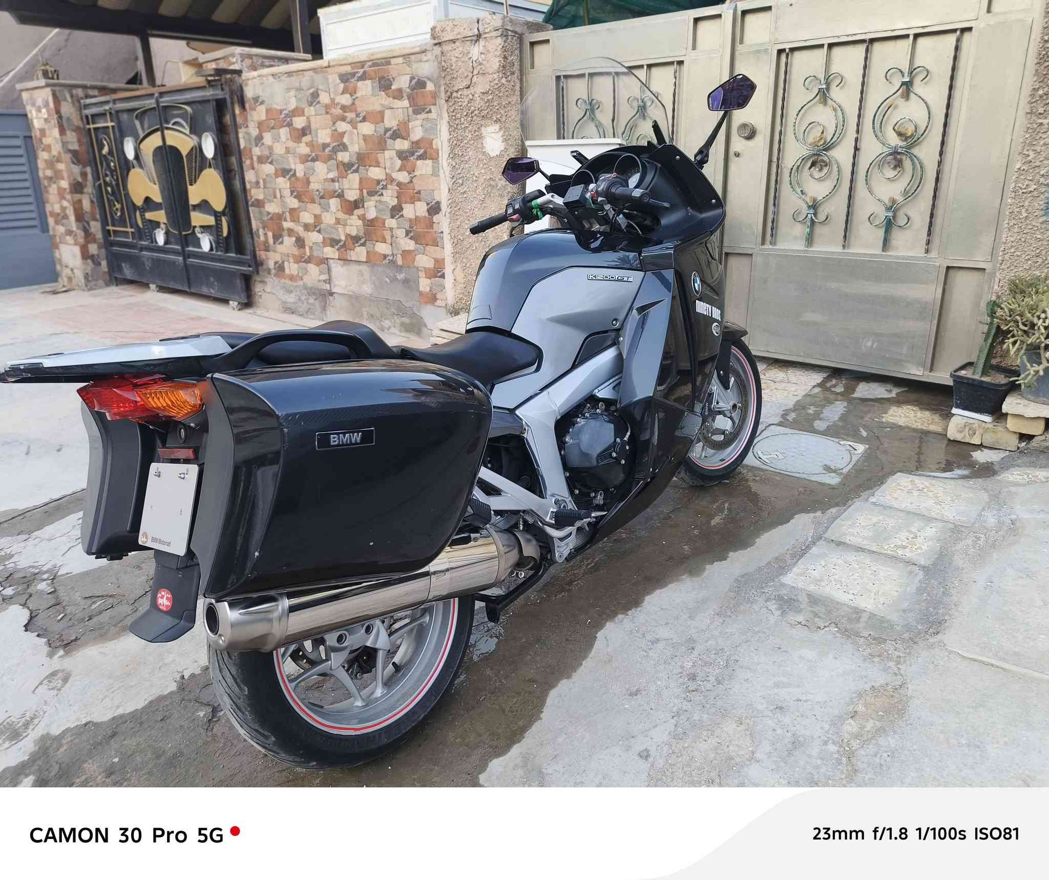 السلام عليكم
شباب دراجه bmw k1200gt m06
ممشه الدراجه 35 الف 
دراجه بيها هواي مواصفات 
تدفئه يدات + مقاعد 
جامه كهرباء
نضام abs 
كروس كونترول 
3 وضعيات قياده سبورت + نورمال + كونفرت 
وبعد بيها هواي مواصفات 
دراجه حلوه وجديده وغنيه عن التعريف 
الي يحب يقتنيه تواصل ه‍ *********** بغداد حي القاهره 
سعر 38 بيها مجال حك الجيه 
شكراً ادمن
