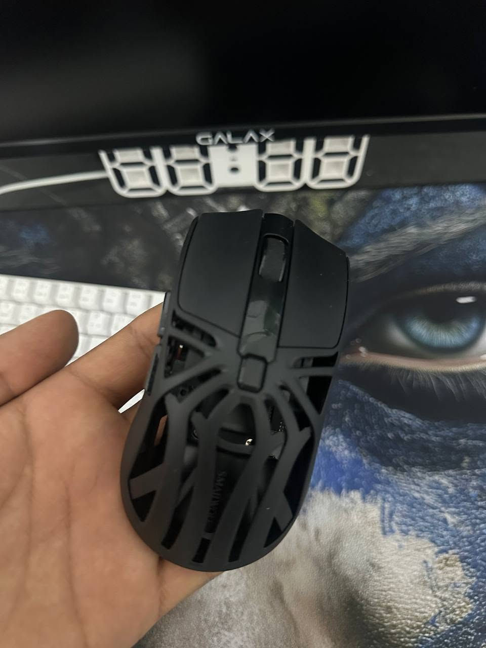 سلام عليكم للبيع استخدام كلش قليل 🔥سيت اب  Setup Gaming & Work متكامل للبيع 🔥
إذا تبحث عن سيت أب نظيف، أنيق، وقوي للألعاب، التصميم أو العمل، فهذا العرض مناسب إلك.

📦 محتويات السيت أب:

🖥️ كيس Gaming احترافية (لون أبيض)
المواصفات:

- ✅ المعالج: Intel Core i5-14400F
- ✅ كرت الشاشة: RTX 5060 Eagle OC
- ✅ اللوحة الأم: Gigabyte H610M V3 DDR4
- ✅ الرام: 16GB (2×8) Lexar 3200MHz
- ✅ التخزين: Crucial M.2 NVMe Gen4 سعة 1TB
- ✅ مزود الطاقة: Galax 500W
- ✅ مبرد مائي للمعالج
- ✅ الكيس: Zeus Z9 White
- ✅ مراوح RGB وتبريد ممتاز، والكيسة بحالة ممتازة وجاهزة للاستخدام.

🖥️ شاشة من GALAX فريم165  2k

⌨️ كيبورد ميكانيكي بحروف عربية وإنكليزية.

🖱️ ماوس Gaming خفيف وسريع الاستجابة.

🎮 يد تحكم Xbox متوافقة مع الكمبيوتر.

🎧 سماعة احترافية مع ستاند 

🪑 كرسي مكتبي مريح 

🪵 طاولة مكتب واسعة عمق 60 سم وعرض 180سم

🕒 ساعة رقمية LED 

🖤 ماوس باد كبير يغطي مساحة المكتب بالكامل.

✨ جميع القطع استخدام شخصي، نظيفة جداً، والسيت أب جاهز للاستخدام مباشرة بدون أي ملاحظات.

📩 للاستفسار عن السعر أو أي تفاصيل إضافية، راسلني على الخاص او اتصل واتساب ***********
