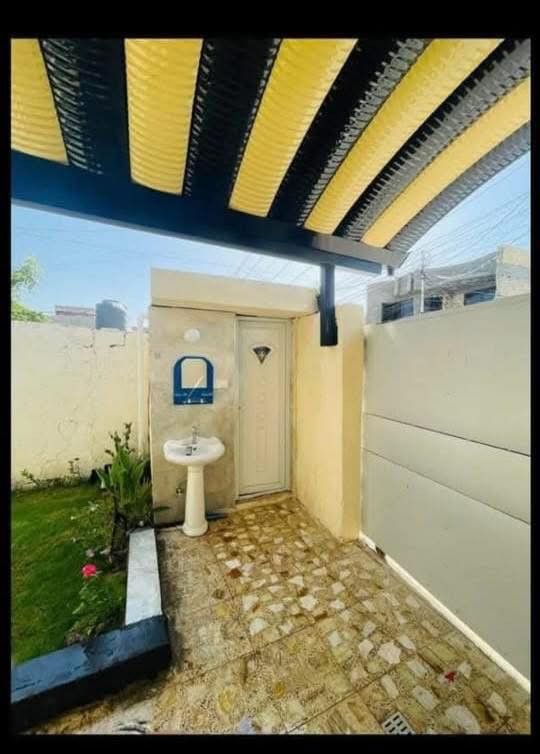 السلام عليكم
بيت للبيع المكان جامع طه شارع سيد مجيد 

المساحه ١٥٠ متر 
بي غرفتين ومطبخ وصاله وستقبال وطرمه 
كامل خدمات مي مجاري كهرباء تبليط 
البيت جديد 

الاستفسار ***********
