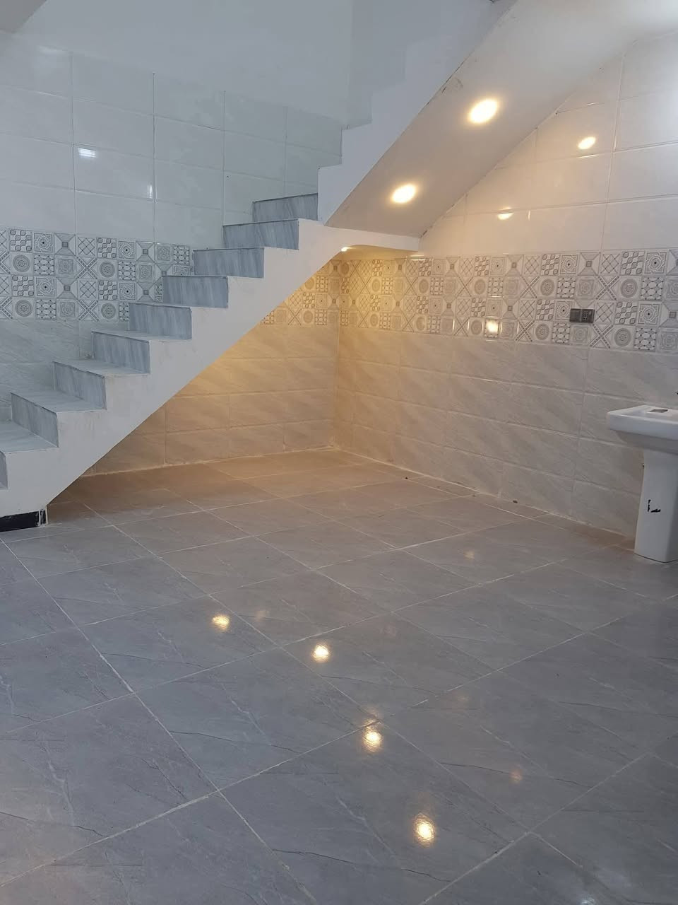 البيع 👈مشتملات ثنين👉 كل مشتمل مساحته 100 متر👈 قاط ونص👉 غرفتين نوم وستقبال وحولي داخله مطبخ حمام وتوليت داخليات وتواليت خارجي منور البيت ثاني نفس تفاصيل البناء بلوك الساس رفت تبليط ومجاري ماي كهرباء سحب جاهز البيت👈 عقد زراعي 117👉 بلزراعي مال بيت ضيفان المو من المنطقه راح اوصفله العنوان بغداد منطقت بوب الشام جاي من القوس ع يدك اليمنه👈 السعر 68 كل مشتمل وبي مجال👉 👈 مايرهم قصد ولا مقدمه حاضر فلوسه البيت 👉 اتصال برقمي او خاص عادي بي وقت *********** واتساب👉
