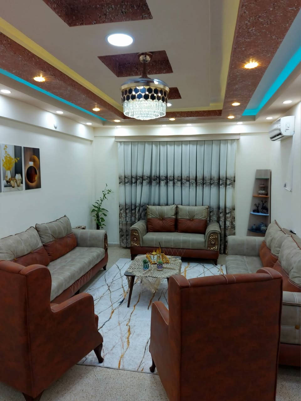 شقة للبيع في مجمع حي الحسين السكني مساحة ١٤٧م طابق أول ٣ غرف مطبخ ديوان استقبال و حمامات عدد ٢ الشقة حرة تحويل
***********
شقة للبيع في مجمع حي الحسين السكني الجمعيات مقابيل دائرة الضريبة مساحة ١٤٧م طابق أول ٣ غرف مطبخ ديوان استقبال و حمامات عدد ٢ الشقة حرة تحويل
