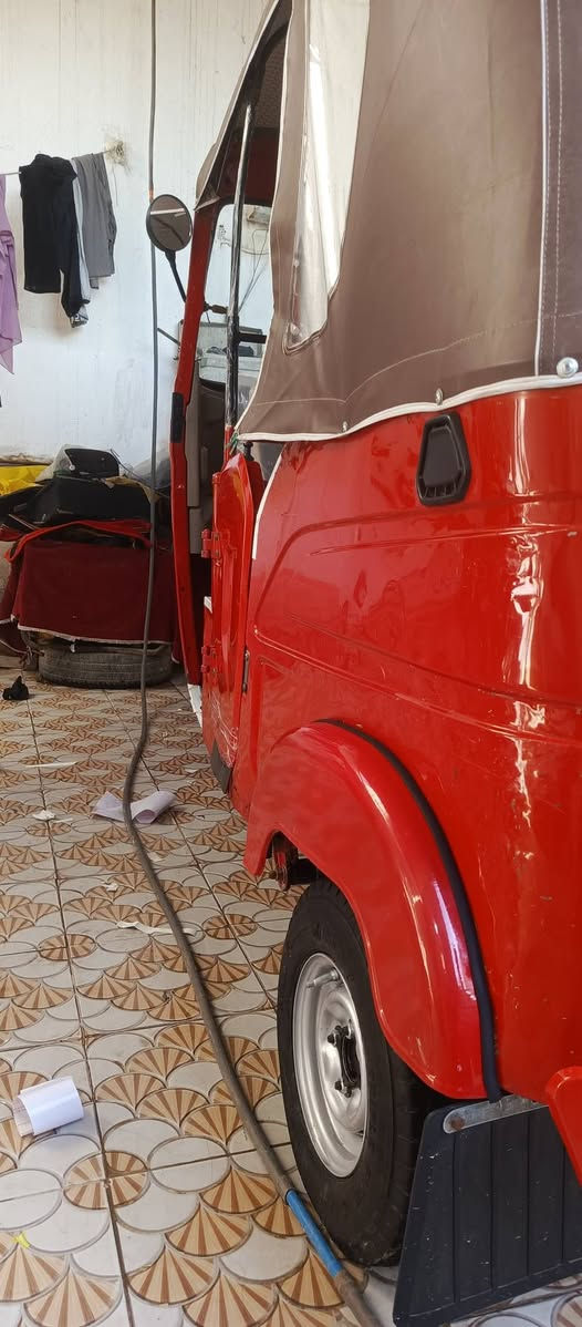 السلام عليكم تكتك للبيع رقم وسنويه تحويل ثاني يوم موديل 2022 شهر 10 محرك كفله الكشر  كفله من الصبغ ولمعجون بيه بس بارد الموضح بلصور مكان ناصرية سوق الشيوخ رقم الهاتف ***********
