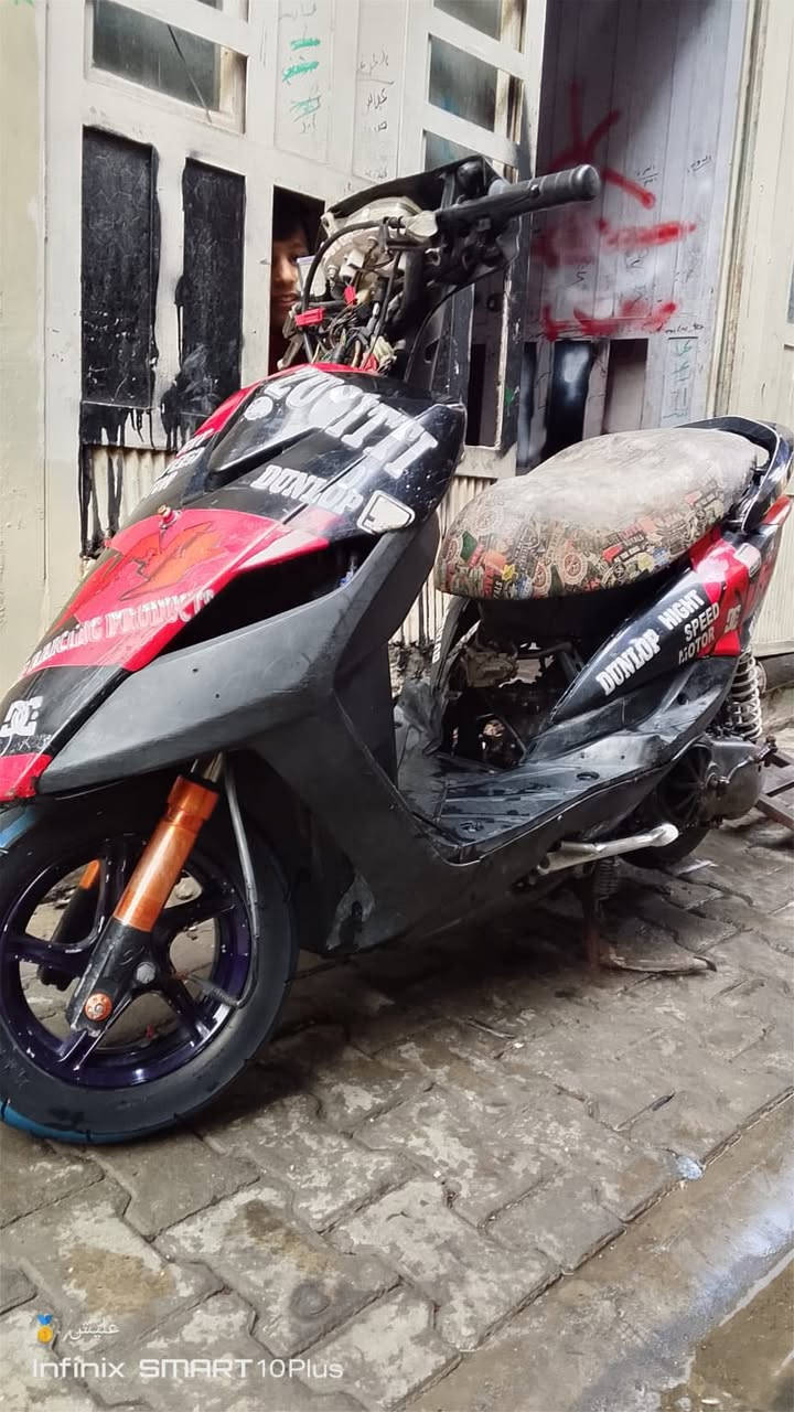 السلام عليكم ثعلب للبيع دراجه كامله بس طافيه بيهه نقص عقل ابيع كوم حديد رايدهه ب ٣٥٠ قفل مكاني اعضميه ***********
