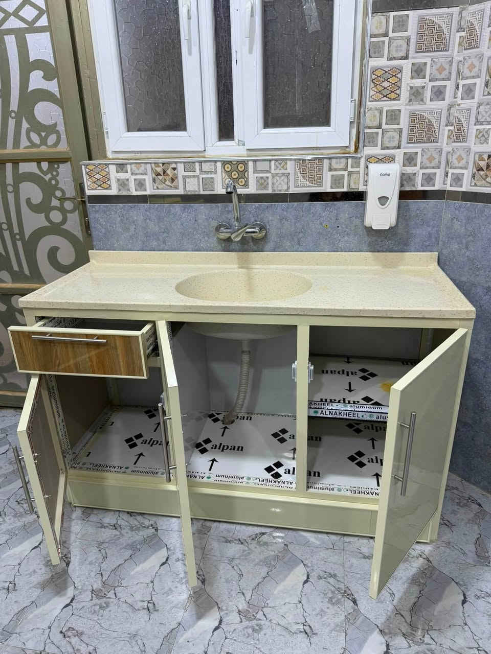 السلام عليكم 

كاونتر حطاطه وليس سوكي للبيع 

حجم الكاونتر ٢ متر السنك مرمر استخدام كم شهر نضافه ٩٩٪؜ تجي وتشوفه بعينك 

سعره ٤٥٠ 

***********
