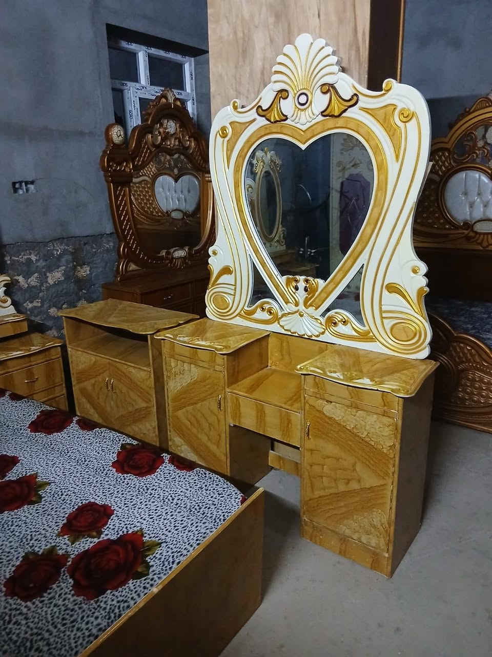 غرفة للبيع صبق حراري طلب خاص جديد طك استخدام غليل سعر ٩٥٠ وبيها مجال العنوان الرمانه البعبيد *********** متكونه من٧ قطع خشب عراقي تصميم تركي
