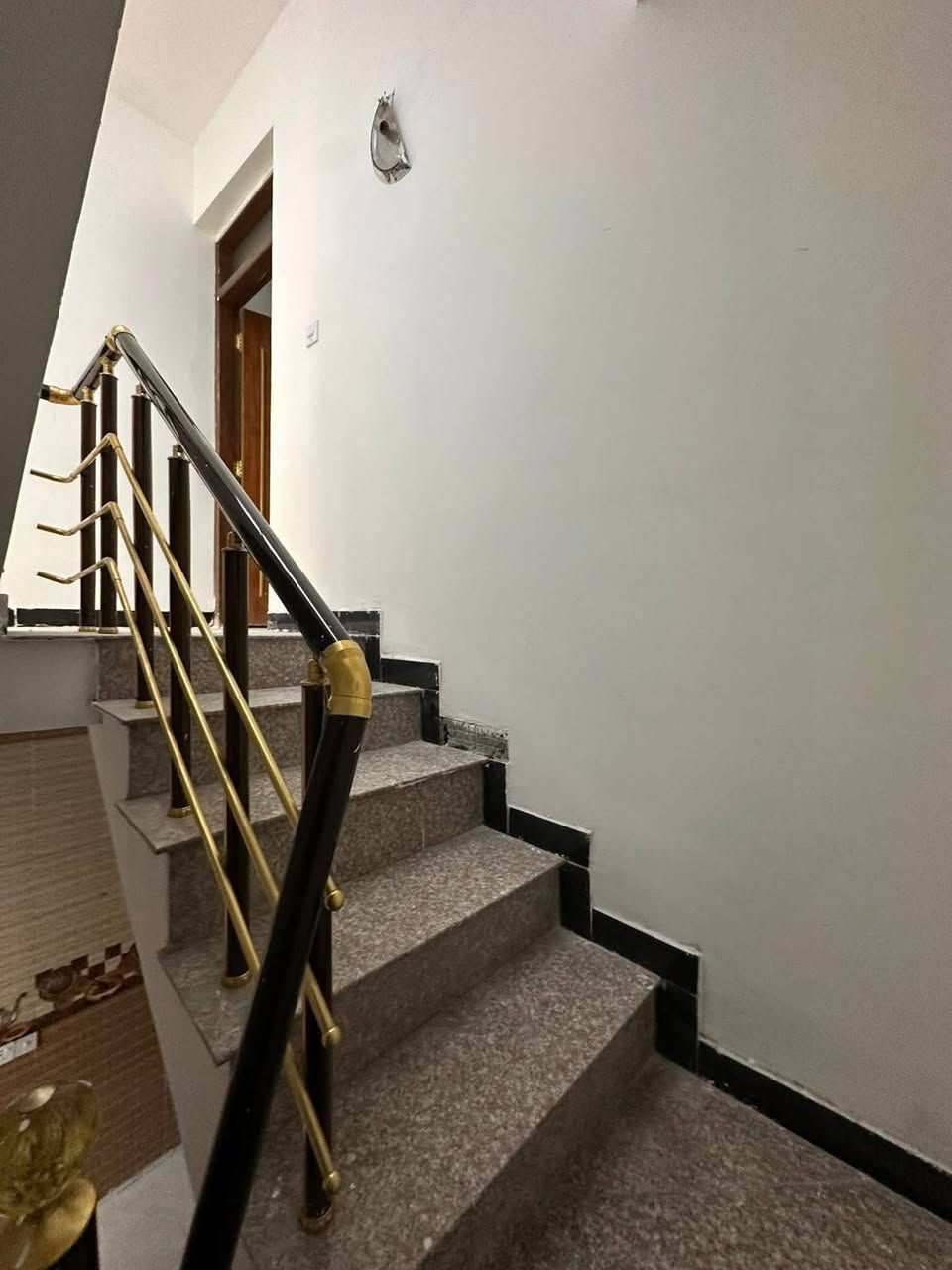 للبيع في #السيديه
حصرآ لدى شركتنا ✔️

🏡 مشتمل للبيع – موقع مميز جدًا ✅

📍 الموقع: بغداد – السيدية – مربع الضباط

📏 المساحة الرسمية: 50م
📐 الواجهة: 4 م

⸻

🔹 المحتويات:
• 2 غرف نوم
• صالة
• مطبخ
• خدمات

______________________________________

للأستفسار اكثر تفضلو بزياره مكتب الطائي للعقار 💎

السيديه شارع المركز عماره شركه السراب للمطابخ ✔️

او الأستفسار ع الارقام ادناه 📞↘️↘️ (متوفر واتساب )📌🔛
***********
