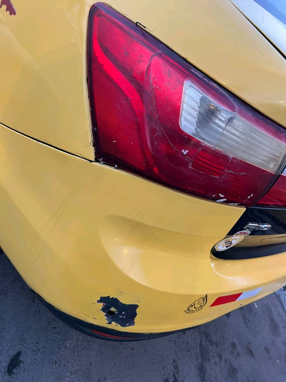 سيارة كيا ريو موديل مميز، لون صفراء. السيارة بحالة جيدة وهناك بعض العلامات الطفيفة على الهيكل كما يظهر في الصور. الداخلية نظيفة ومجهزة بجميع المرفقات الأساسية. مثالية للاستخدام في المدينة.