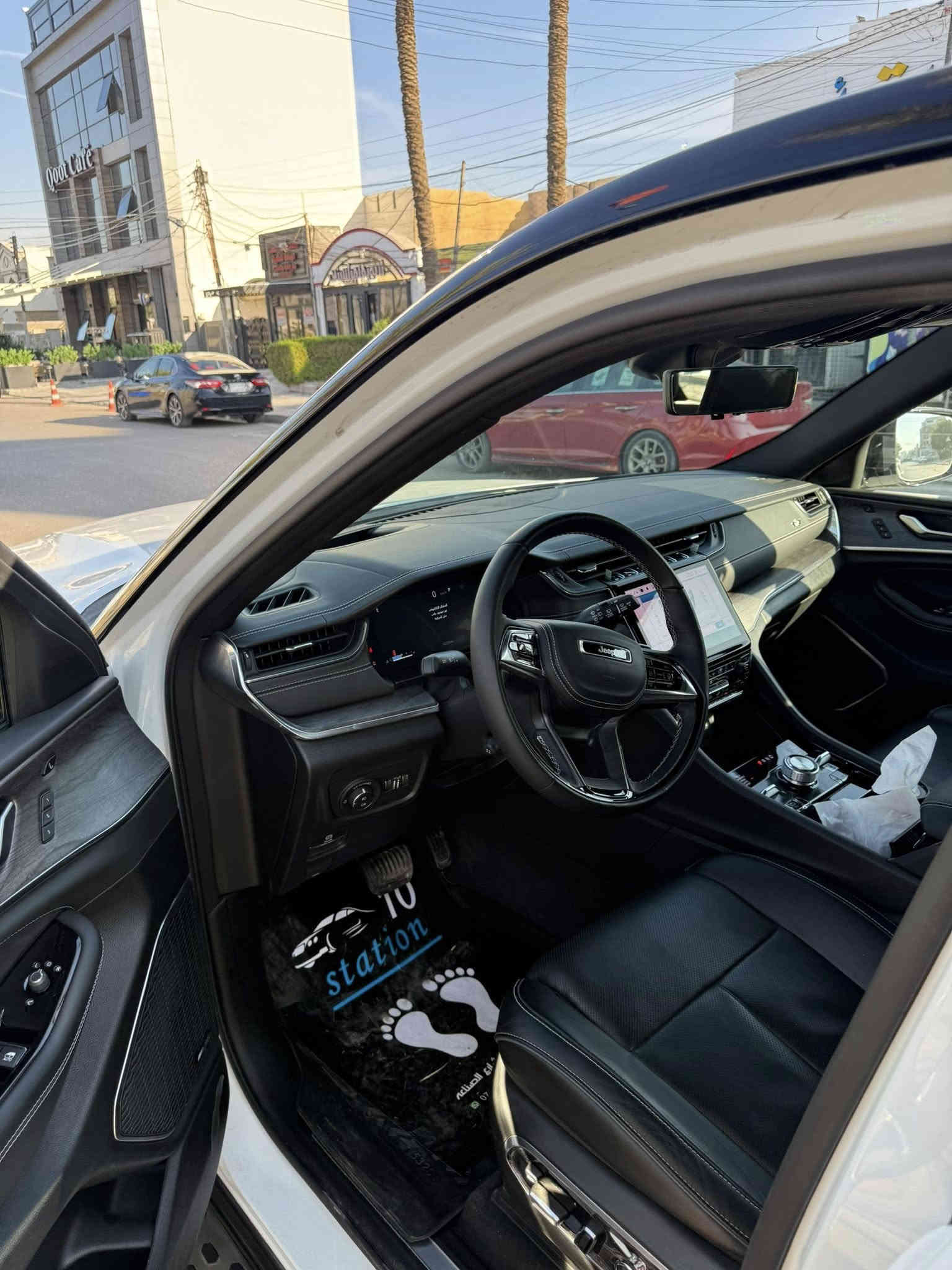 .
الموديل: 2024 (خليجي)
العداد: 10 الف كيلو متر

المحرك: 3.6 لتر 6 أسطوانات (V6) 
القوة الحصانية: 293
عزم الدوران (نيوتن-م): 352
ناقل الحركة: اوتوماتيك 8 سرعات 

الضمان 3 سنوات أو 60،000 كم (ايهما أولاً)

المواصفات:
*نظام دفع رباعي 4X4متطور
*نظام التعليق الهوائي (جكات)
*فتحة سقف بانوراما 
*الصندوق كهربائي بخاصية الفتح باستشعار القدم او البصمة
*ويل المنيوم قياس 20 انج
*شاشة التحكم الرئيسية لمس بنظام Uconnect 5 بقياس 10.1 انج مع نظام ملاحة
*شاشة القيادة الرقمية بقياس 10.25 انج
*شاشة عرض لوحة القيادة على الزجاج الأمامي (داتا شو)
*رادار تفاعلي مع خاصية التوقف والانطلاق
*تحذير النقطة العمياء
*تحذير الخروج عن المسار
*نظام المحافظة على البقاء فى المسار
*نظام التعرف على اشارات المرور
*خاصية المساعدة على التوجية فى التقاطعات لتفادى الحوادث
*حساسات امامية وخلفية
*كاميرات 360 للرؤية المحيطية
*كاميرا رؤيا ليليه
*المرآة الداخلية مزودة بشاشة لعرض الكاميرا الخلفية
*نظام مانع تصادم خلفى
*نظام القيادة شبه الذاتية
*مقصورة الركاب من الجلد الفاخر
*المقاعد الامامية مبردة ومدفأة
*المقاعد الخلفية مدفأة
*المقاعد الامامية مساج 
*مقاعدة امامية كهربائية 
*مقاعد امامية ذاكرة 
*نظام ابل كار بلاى و اندرويد اوتو لاسلكي
*نظام صوتي فاخر 9 سماعات من ALPINE
*دخول ذكي (بصمة)
*نظام التشغيل عن بُعد
*مرايا خارجية قابلة للطي كهربائيًا مدفئة
*مصابيح أمامية أوتوماتيكية مع مصابيح نهارية وكشافات ضباب LED 
*نظام التحكم التلقائي في الضوء العالى
*دواسات جانبية
*ماسحات زجاج أمامي حساسة للمطر
*شاحن هاتف لاسلكي
*انماط قيادة متعددة رياضية وللطرق الوعرة
*وسائد امان هوائية أمامية/جانبية/ خلفية.
مكان بغداد السيدية
للاستفسار ***********
