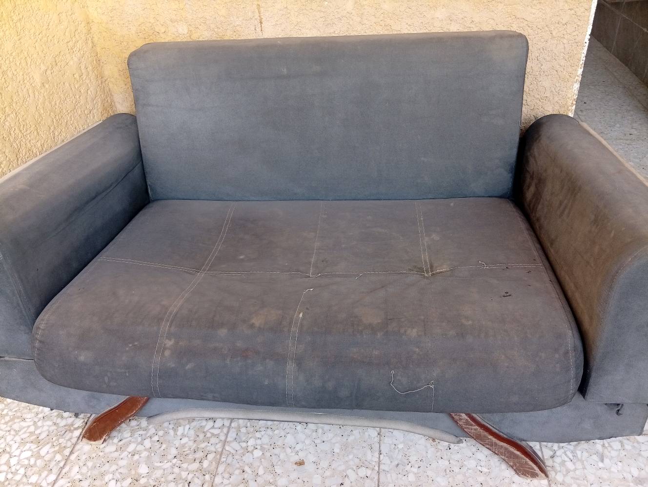 تخم كلاسيكي يضم أريكتين وكراسي مفردة بتصميم راقي وزاهٍ، يتميز بألوانه الدافئة ونقوشه الرائعة. التخم مصنوع من مواد ذات جودة عالية، ومريح للغاية. مناسب لجلسات الضيوف أو للاسترخاء في المنزل. بحاجة لبعض الترميمات البسيطة. متوفر بسعر مميز.