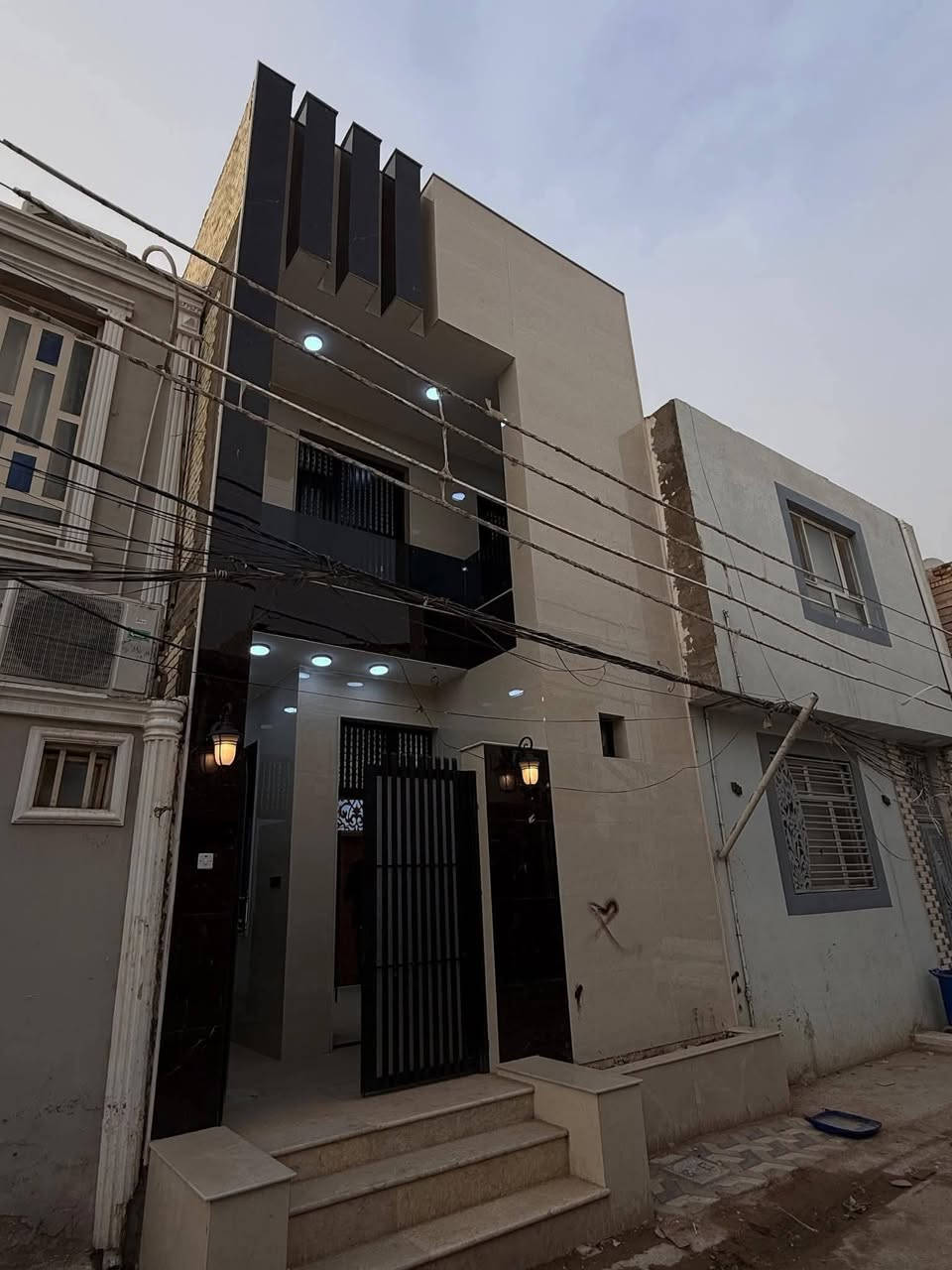 ‏‎‏‎دار  للبيع  
في حي الجامعة 
مساحة ١٠٠ م 
شارع ١٠ موقع ممتاز 
٣ غرف نوم
طابقين بناء حديث vip اشراف هندسي 
قرب المركز الصحي 
يحوي الطابق الاول 
استقبال مفتوح على صاله ب باب دفتري 
غرفه نوم 
مطبخ 
صحيات
و الطابق الثاني 
صاله 
٢ غرف نوم 
صحيات 

‏‎  للاستفسار مراجعة مكتب الشراع للوساطة العقارية في حي السلام شارع ابو الدجاج قرب مأكولات شيخون 
او الاتصال 
***********
