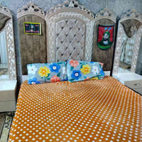 غرفة نوم • نظيفة • عليها مجال