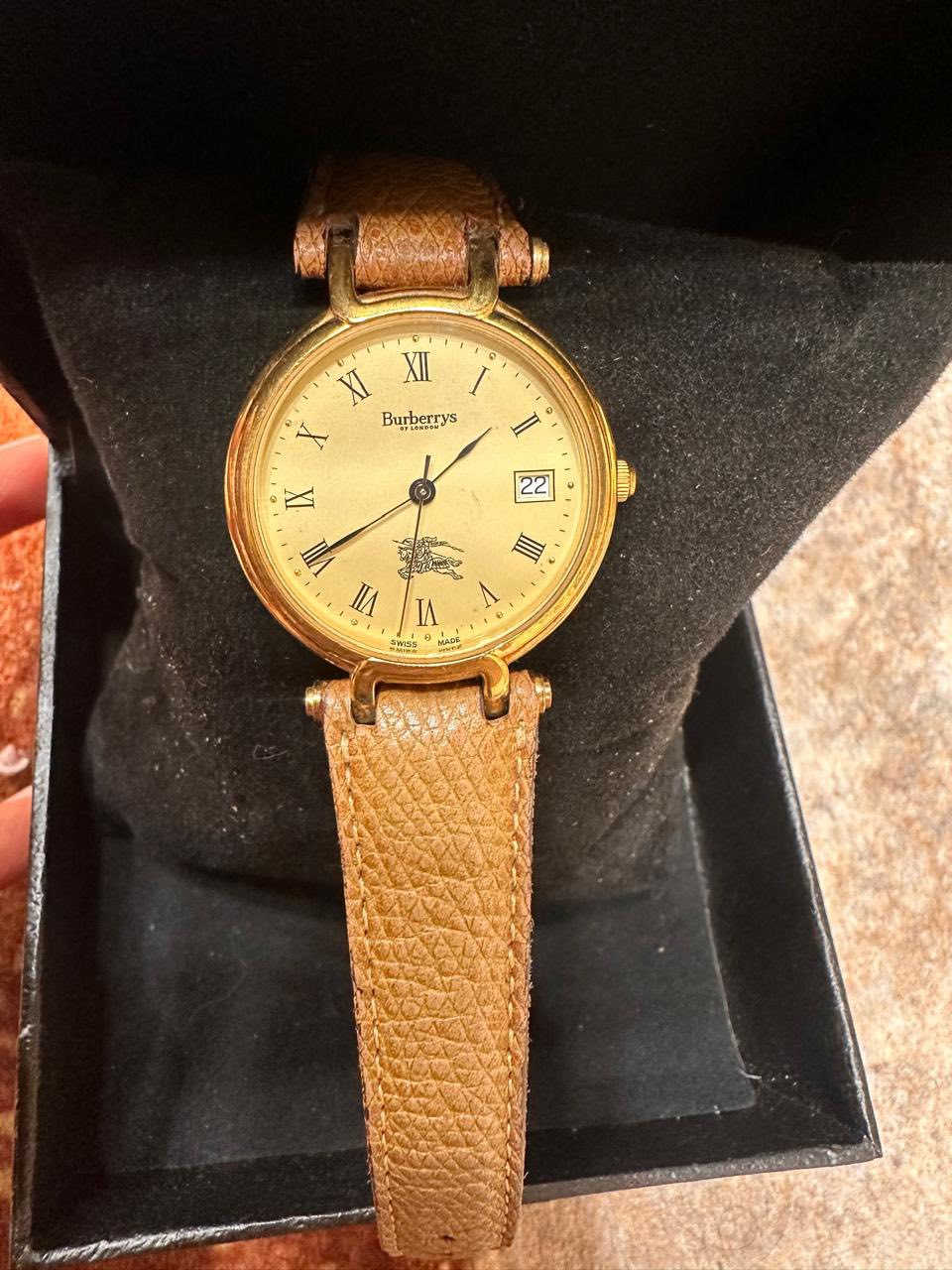 للبيع: قطعة من الزمن الجميل.. Burberrys of London (Vintage) 🕰️
لمحبي التميز والقطع التي تزداد قيمتها بمرور الزمن، أعرض من مقتنياتي الشخصية ساعة بربري (Burberrys) السويسرية الأصلية، بإصدارها الكلاسيكي القديم والنادر.
المواصفات الفنية:
• المنشأ: سويسرية بالكامل (Swiss Made).
• الحركة: كوارتز سويسرية دقيقة جداً.
• التصميم: مينا كريمي (Champagne) مع أرقام رومانية وشعار الفارس الشهير.
• الحالة: نظافة ممتازة للمينا والهيكل، مع الحفاظ على كافة قطعها الأصلية (التاج والإبزيم المختوم).
• المميزات: تحتوي على نافذة تاريخ عند الرقم (3)، وتصميم دائري يجمع بين الهيبة والأناقة الرسمية.
ملاحظة: الساعة تحمل اسم Burberrys (بالـ S)، وهو الختم الذي كانت تستخدمه الدار قبل عام 1999، مما يجعلها قطعة "أنتيك" نادرة وقيمة جداً للمقتنين.
السعر النهائي: 150،000 دينار عراقي.
• الموقع: بغداد.
للجادين في الشراء، يرجى التواصل عبر الرسائل.
***********
