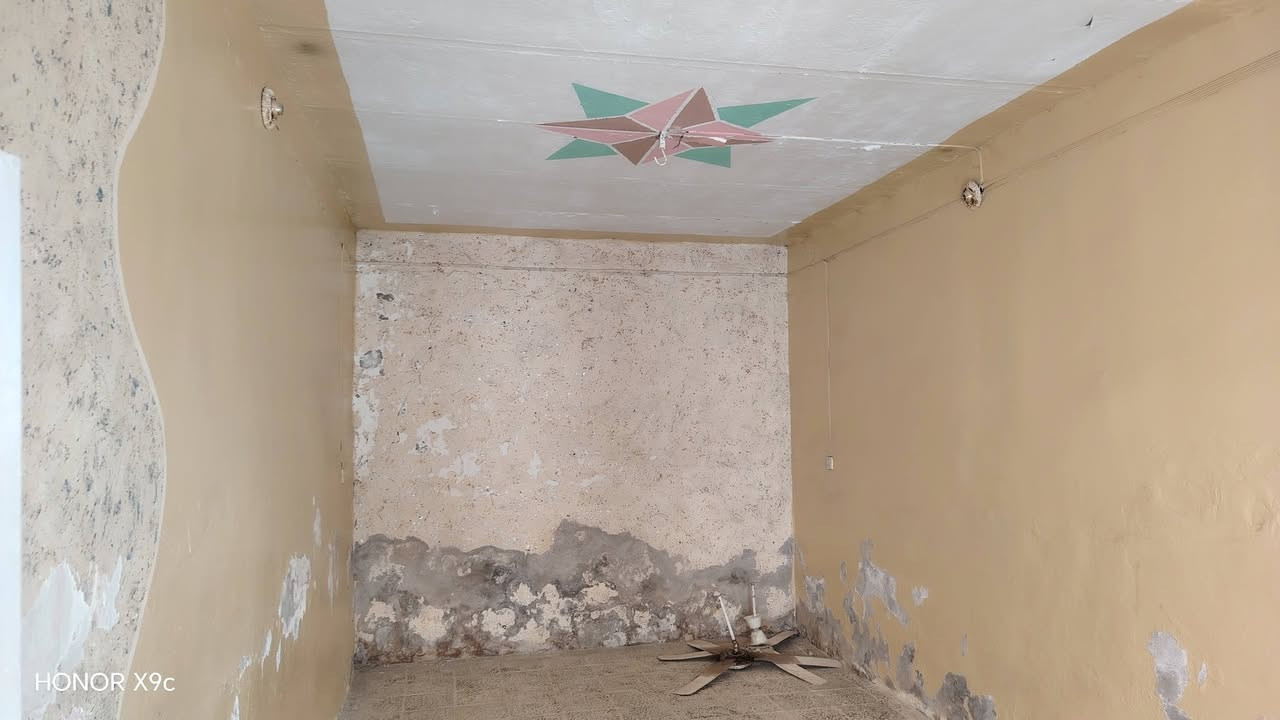 بيت للايجار مقابيل البريد غرفه ومطبخ وبراني وصحيات0781 533 3664
