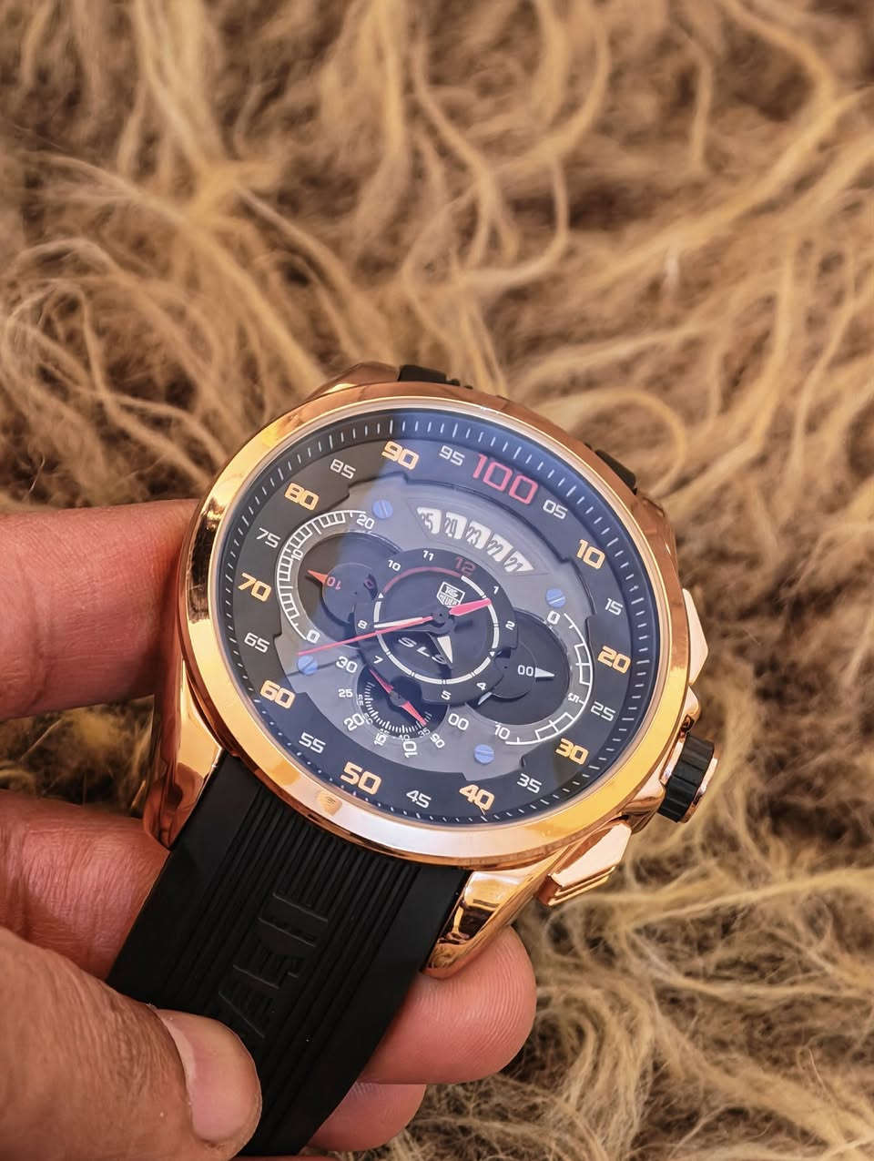 يا الله
ساعة يد رجالية بتصميم رياضي وفاخر تحمل علامة TAG Heuer بالتعاون مع طراز Mercedes-Benz، وتتميز بهيكل معدني بلون الذهب الوردي مع سوار أسود من السيليكون.التصميم: هيكل مطلي بلون الذهب الوردي مع مينا معقد يضم عدادات داخلية ومقياس سرعة وتفاصيل مستوحاة من سيارات مرسيدس.الوظائف: تحتوي على نظام كرونوغراف (إيقاف الوقت - ستوب وتش) وجميع العدادات الداخلية (السناتر) تعمل بشكل كامل.السوار: حزام من المطاط أو السيليكون الأسود المتين يحمل اسم العلامة التجارية
***********
