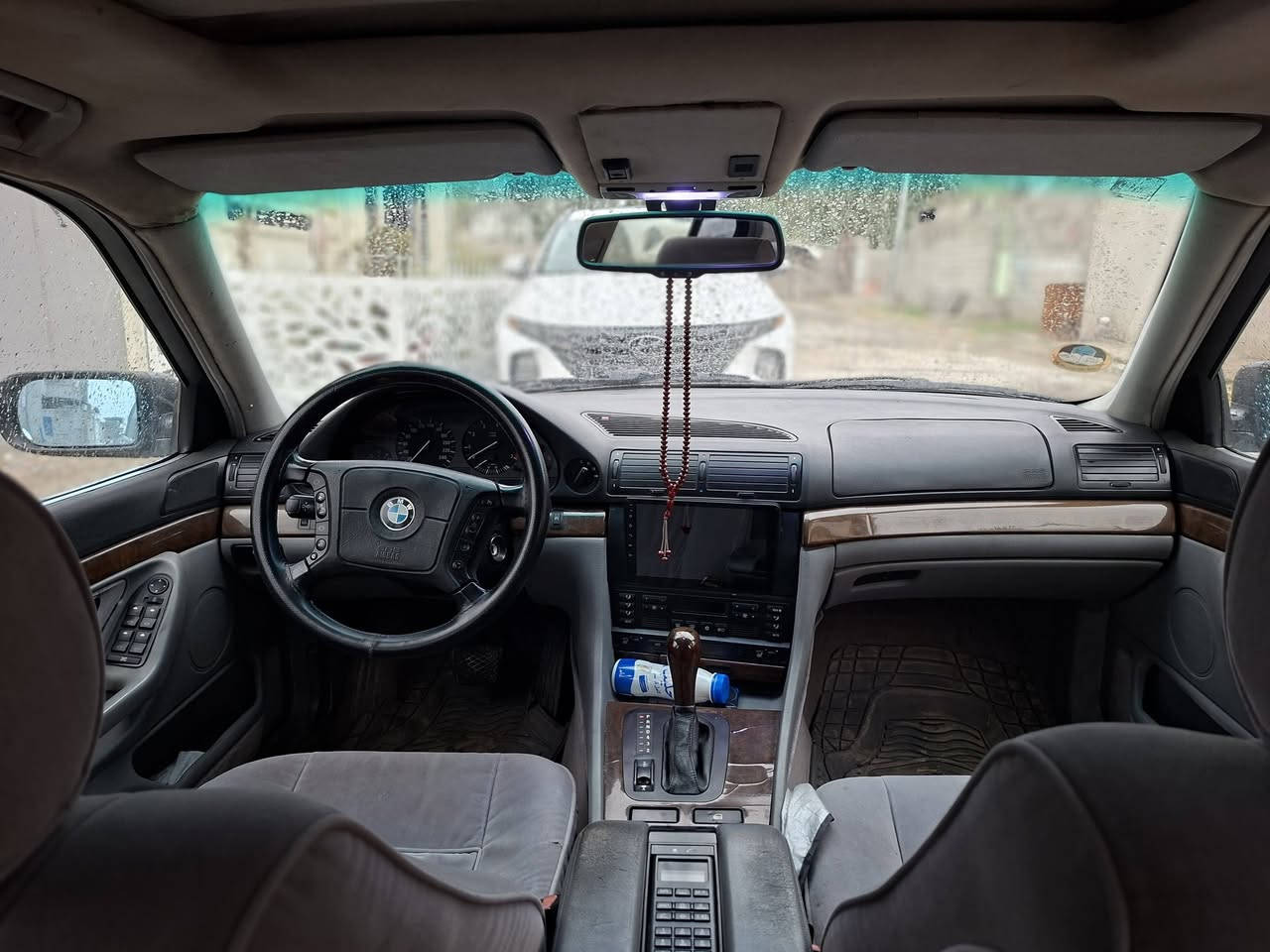 خفاش ١٩٩٦ رصاصي ٧٣٠ اصل رقم نينوى باسمي سنوية لغاية ٢٠٢٩
صبغ .  نص بوند وجنطة اثر تقحيل والباقي بدون صبغ بس بيها ملاحظات .
فتحة . ستيرن كهرب . جامات فلتر شمس . جنطة شفط . مراية وسطية مضللة . بردة خلفية . شاشة  اندرويد مع تحكمات ستيرن . تبريد تدفئة شغالة . ويل مال ٢٠٠١ مع طخم تايرات صار شهر مشدود . بطارية ١٠٠ امبير جيد جدا . 
لايت زنون بلادي . بيها طخة بجاملغ امامي مال سايق بعده ممصلح . طخم دسك جديد . كشنات مخمل تحكمات ميكانيك .
السعر 85$
او مراوس ب بيكب نافارا ٢٠٠٩ او ٢٠١٠ 
مكاني الموصل . بغداد 
رقم تلفون ***********
