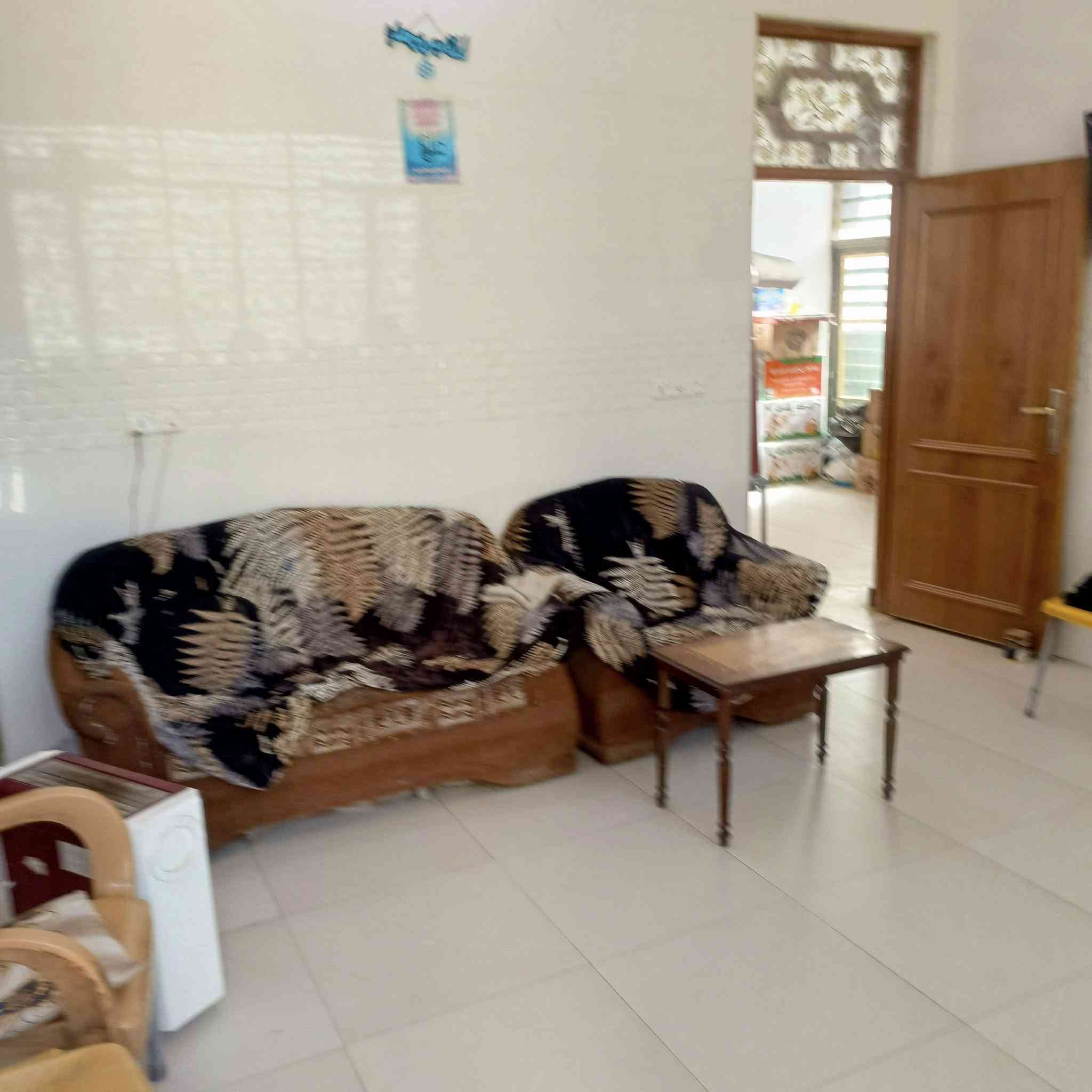 بيت جديد  درجة اولى للبيع ٢٠٠ متر قطاع ٣٠ قرب السايدين  طابقين الطابق الاول غرفتين وصاله واستقبال ومجموعتين صحتين كله سيراميك  ومطبخ حار وبارد 
الطابق الثاني غرفتين ومجموعه صحيه صب كونكريت درج دوار
السعر ٤٠٠ مع المجال 
للاستفسار الاتصال على الرقم ***********
