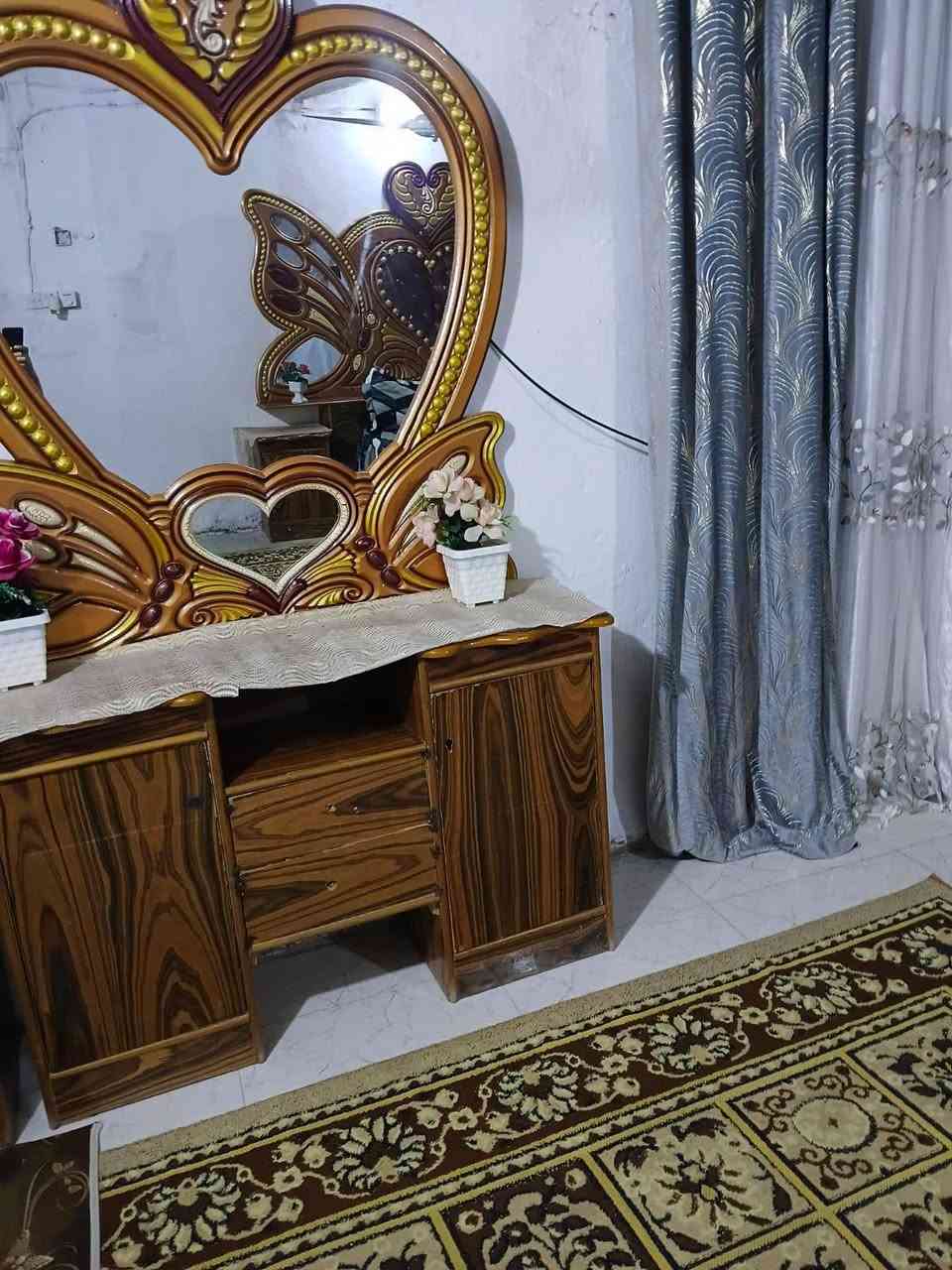 مكلف بلنشر الي يريده يتصل عله رقم وبيع مستعجل تريده تروح تأخذه ماكو حجز 
غرفه اخشاب ام 6ابواب نظيف وكامله مكانه بغداد هور رجب علشارع عام السعر 250الف وبيه مجال بسيط حيل يريد يتصل عله رقم  ***********
