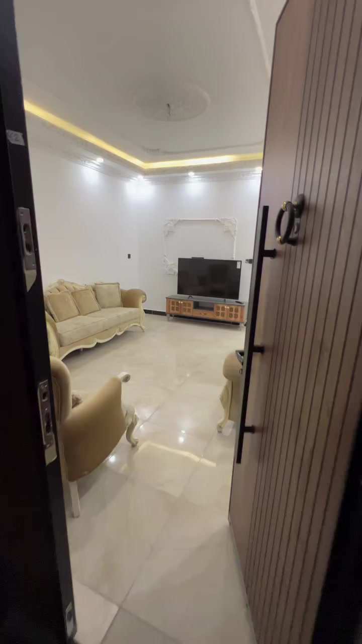 شقة ملك صرف للبيع 
⬅️موقع مميز الاعظمية  شارع عمر قرب تقاطع الصباح
🔑استلام فوري /
ب125مليون فقط 
مساحة 90متر /غرفتين وصالة ومطبخ وحمام مع منور ويالكون 
🔍مصعد يعمل على مدار ساعة 
⏰ 
📌لكل شقة 
تانكي ماء
ماطور ماء
سخان ماء
ميزانية الكهرباء 
ميزانية الماء 🚦
خدمات صيانة 👨‍🔧 🔧
خدمات تنظيف 🧹🪜
خذمات امنية خاصة 📡👮🏻‍♂️
البناية بموقع مميز محاطةً بجميع المرافق الخدمية  والأسواق 
(توجد خدمات مابعد البيع)👷
للحجز والاستفسار ***********
  
  #العراق#بغداد #عقارات #عاجل #رمضان
