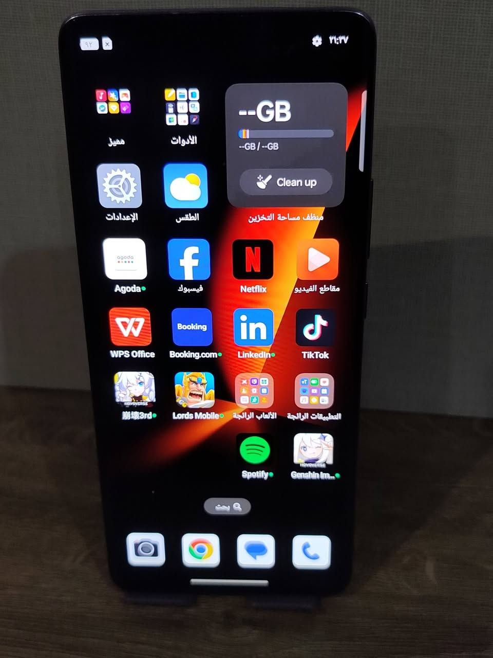 ​✨ للبيع: OPPO Reno10 Pro 5G (اللون البنفسجي الملكي المميز) ✨
جهاز أنيق جداً وبحالة مميزة، يجمع بين التصميم النحيف المنحني والأداء القوي، وخاصة لعشاق التصوير والبورتريه.

​💡 أهم مواصفات الجهاز:

​📱 الشاشة: شاشة منحنية ثلاثية الأبعاد (3D Curved) من نوع AMOLED بحجم 6.7 بوصة، تدعم 120Hz لسلاسة فائقة في الألعاب والتصفح 120 فريم ببجي 

​📸 الكاميرا الخلفية: ثلاثية احترافية: 

​عدسة أساسية بدقة 50 ميجابكسل مع مانع اهتزاز بصري (OIS) بمستشعر سوني القوي.

​عدسة بورتريه وتصوير قريباً بدقة 32 ميجابكسل (تضمن صور عزل واضحة جداً).

​عدسة واسعة بدقة 8 ميجابكسل.

​🤳 الكاميرا الأمامية (السيلفي): بدقة 32 ميجابكسل لصور سيلفي عالية الوضوح. 

​⚡ البطارية والشحن: بطارية تدعم الشحن السريع الخارق SUPERVOOC بقدرة 80 واط (يشحن نصف البطارية تقريباً في 10 دقائق فقط). 

​⚙️ المعالج والذاكرة: معالج Snapdragon 778G 5G قوي وسلس في الألعاب والمهام اليومية، مع ذاكرة رام 12 جيجابايت ومساحة تخزين 256 جيجابايت.
سعره 470 وبي مجال رقم *********** 
 تره الجديد مالته 725
