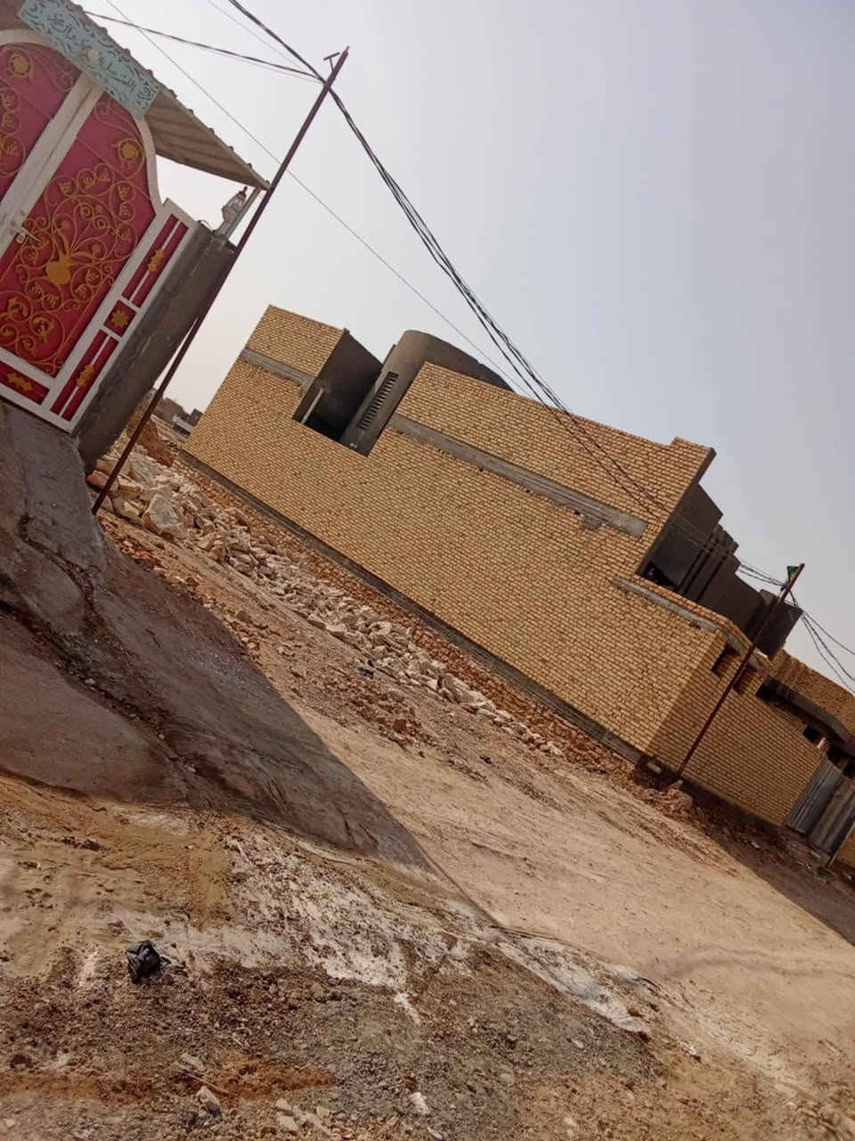 بيت 250 متر قرار محكمه عند ال ابو حجر من جهه منطقه 22 مقابل مجمع الخير بناء طابوك عالي عن الشارع غرفتين ومطبخ وصاله 9 متر وحمامات عدد 2 ومرافق خارجي البراني عايز بس عكاده وهذا رقم صاحب البيت ***********
