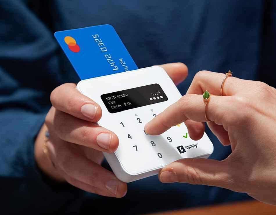 💳 جهاز الدفع الإلكتروني الذكي SumUp Air (النسخة الأصلية)
​الضمان والجودة:
​🇪🇺 توثيق عالمي: الباركود والملصقات الخلفية تؤكد أن الجهاز نسخة أصلية موجهة للسوق الأوروبي والبريطاني، ويحمل علامات الجودة والسللامة الدولية (UK CA و CE).
​🇩🇪 المنشأ: مصمم في برلين - ألمانيا، مما يضمن لك أعلى معايير الأمان والدقة في المعاملات المالية.
​المواصفات الفنية:
​✅ دعم شامل للبطاقات: يتقبل جميع أنواع بطاقات الماستر كارد، الفيزا كارد، والـ American Express.
​✅ تقنية الدفع اللحظي: يدعم خاصية الـ (Contactless) بمجرد تقريب البطاقة أو الموبايل من الجهاز.
​✅ متوافق مع المحافظ الإلكترونية: يدعم الدفع عن طريق Apple Pay و Google Pay و Samsung Pay بكل سهولة.
​✅ أمان عالي: مزود بلوحة مفاتيح لإدخال الرمز السري (PIN) لضمان حماية عمليات الدفع الكبيرة.
​✅ ربط ذكي: يتصل بموبايلك أو التابلت عن طريق البلوتوث (Bluetooth) ويعمل مع تطبيق SumUp المجاني.
​✅ تصميم عصري وعملي: حجمه صغير وخفيف الوزن، مثالي للمحلات، المطاعم، المندوبين، وأصحاب التوصيل.
​✅ بطارية تدوم طويلاً: بطارية ليثيوم داخلية قوية تكفي لإجراء مئات العمليات بشحنة واحدة.
​حالة المنتج والملحقات:
​📦 الحالة: جديد (New Item) بكرتونته الأصلية.
​🔌 الملحقات: يجي وياه كابل الشحن، كتيبات التعليمات، وستيكرات توضيحية للمحل تبين أنواع البطاقات المقبولة. السعر ٦٥ الف توصيل مجاني جميع المحافظات بغداد, العراق


**إذا كنت صاحب هذا الإعلان وتريد حذفه لأي سبب، رجاءا أرسل رسالة إلى الدعم الفني**