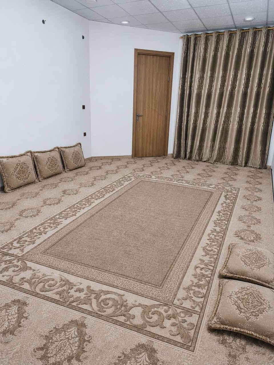السلام عليكم - مكلف بالنشر
التواصل مباشرة مع صاحب الدار 📞
 *********** 📱

بيت للبيع مساحة 200 متر 🏡
يحتوي 4 غرف نوم واسعة
2 منهن ماستر ✨
4 حمامات
صالة واسعة بالطابق الاول + صالة واسعة بالطابق الثاني
مطبخ واستقبال وحديقة وكراج 🌳🚘
السطح ايزوكام ☀️
شبابيك دبل جام عزل
حمام خارجي + مخزن بالسطح
بناء حديث 2023 🏗️
الموقع حي الفرات شارع الصب قرب عمارة ابن عطية ثالث بيت عن الشارع العام 📍
