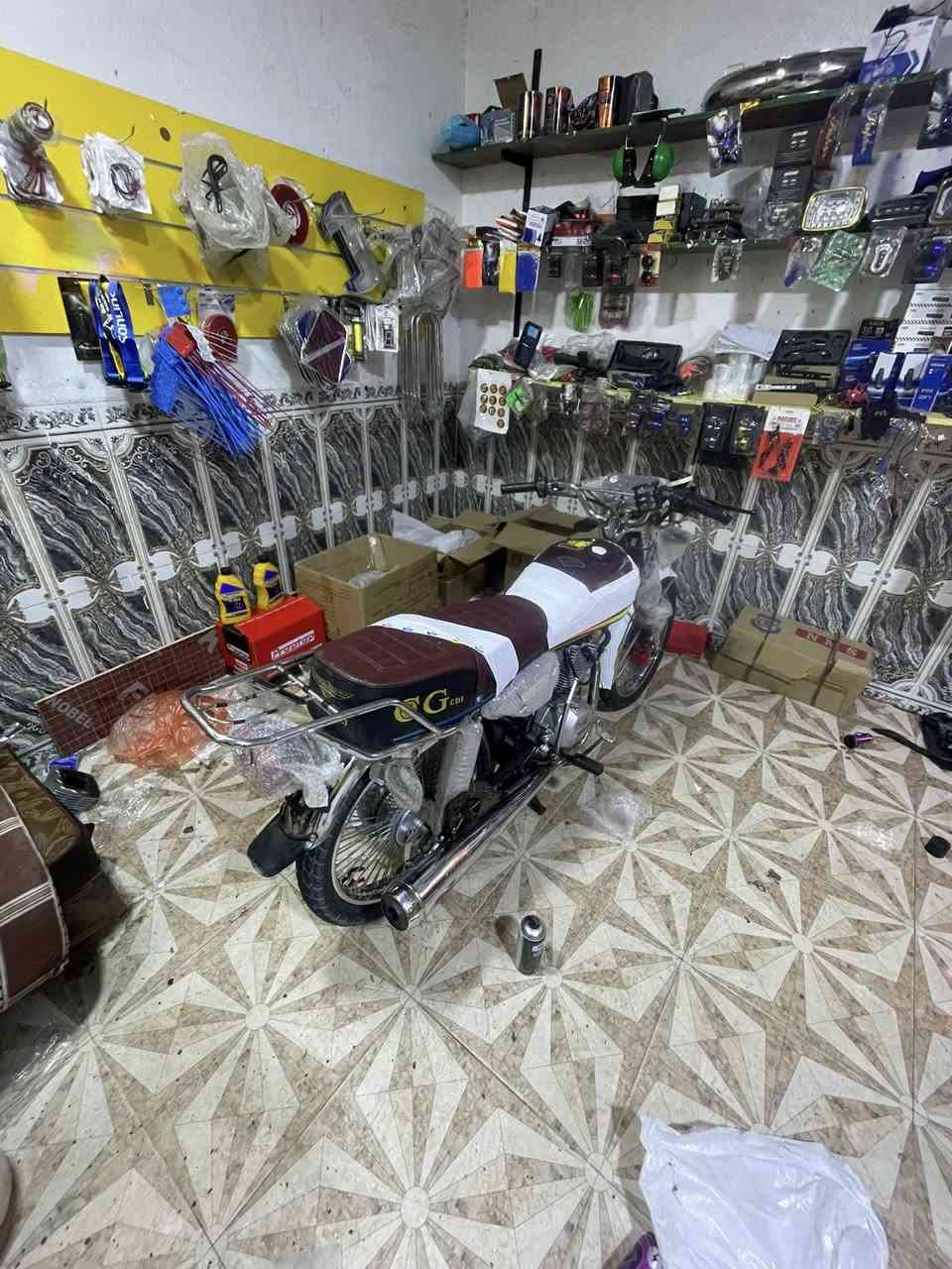 سلام عليكم دراجه ايراني للبيع محرك150 موديل23كلش نضيفه نفس ما موضح بل صوره مكانها الملعب دراجه رايدها ب675 وبيها مجال لل شراي لل تواصل *********** الدراجه بدون اوراق اكفلها من سرقه
