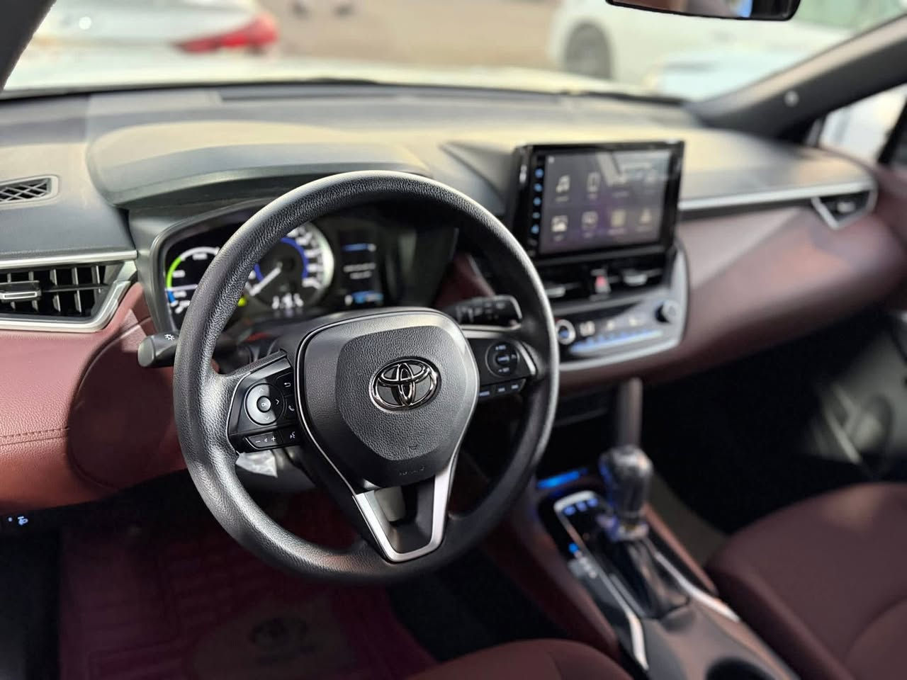 ﷽
‎ماشاءالله تبارك الرحمن 

‎السلام عليكم 

نوع السيارة : تويوتا كورولا كروس هايبرد 

الموديل  :  2024

اللون  : ابيض 

المنشأة : وارد خليجي 

حجم المحرك  :  4 سلندر  1800

ضمان شركة ساز سنتين او  40.000  Km

رقم بغداد
ماشية 20 الف
موديل 2024
حجم المحرك 4 سلندر  1800
مرتبط بناقل حركة أوتوماتيك 
يبلغ عزم الدوران 205 نيوتن/ متر 
بقوة 169 حصان 
مفتاح التشغيل بصمة 
دفع ثنائي FWD 
سلايد رووف
اريل نفكيتر 
لايت هالوجين 
حجم الاطار  215/60/17
حجم الويل 17
4 دسك
حساسات ضغط الاطارات 
اشارة في المرايا الجانبية  
ماسحة خلفية 
عدد AIR BAG 7
هاند بريك بالقدم 
‏ABS 
دشبول شاشة ديجيتال
مثبت السرعة Cruise 
المودات والاوامر الصوتية  
‏Bluetooth / USB 
مخرج منفذ الطاقة 
فحص نظام السيارة 
المقاعد مخمل
المقاعد لون احمر 
داخل السيارة احمر مطعم اسود  
الايزو فكس ISOFIX 
تبريد شاشة 
قطعتين تبريد
 أوتو هولد Auto Hold  
نظام مانع الانزلاق 
تطعيم الدواخل ألمنيوم

#معرض_الزهراء_المركزي_لتجارة_السيارات
#واسط_الكوت_معارض_السيارات_الرئيسية
قرب مديرية مرور واسط 
السعر 207$ 💵 
:
:
:
#للاستفسار
*********** واتساب
