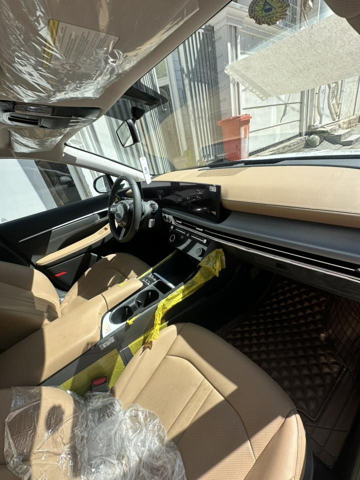 هونداي سوناتا سعر مناسب لليدور زيرو فرق عن الوكاله 15  ورقة وبيه ضمان 3
هونداي سوناتا هايبرد 2025
 HYUNDAI Sonata HYBRID  2025
☑️ خليجي 
☑️ زيرو ماشيه 787 كم متر اقل الالف 
☑️ موديل 2025
☑️ حجم المحرك  2,0L توربو
☑️ مفتاح التشغيل بصمة 
☑️ تشغيل عن بعد 
☑️ بانوراما  
☑️ دفع ثنائي FWD 
☑️ اريل نفكيتر 
☑️حساسات أمامية 
☑️حساسات خلفية 
☑️ زينون + LED متصل 
☑️ بك لايت LED متصل 
☑️ دخول بصمة ذكي 
☑️ حجم الاطار  215/55 R17
☑️ ويل كب 17
☑️ 4 دسك
☑️ حساسات ضغط الاطارات 
☑️ اشارة في المرايا الجانبية 
☑️ المرايا قابلة للطي كهرباء 
☑️عدد AIR BAG 2
☑️ هاند بريك كهرباء 
☑️ ا ABS 
☑️ دشبول شاشة ديجيتال متصل 
☑️ شاشة Apple Car play 
☑️ كاميرا دوارة 
☑️الانارة الداخلية LED 
☑️ مقود جلد حياكة 
☑️ شفتات مقود 
☑️ مثبت السرعة Cruise 
☑️ المودات والاوامر الصوتية 
☑️ا Bluetooth    
☑️شاحن هاتف Wireless 
☑️مخرج منفذ الطاقة 
☑️فحص نظام السيارة 
☑️تتسع المقصورة ل 5 ركاب
☑️المقاعد جلد قرميدي 
☑️حركة المقاعد الأمامية كهرباء 
☑️تجاوي 5 متحركة 
☑️ الايزو فكس ISOFIX 
☑️ تبريد شاشة مناخين منفصلين 
☑️ قطعتين تبريد 
☑️ أوضاع القيادة Drive Mode 
☑️ أوتو هولد Auto Hold  
☑️ نظام مانع الانزلاق 
☑️حاملات الأكواب
☑️ بردات أبواب خلفية 
☑️ تطعيم الدواخل ألمنيوم 

أبعاد ومقاسات السيارة
الطول   491  cm     
العرض  186  cm
الارتفاع 145  cm
 رقم بغداد حرة بأسمي 
للاستفسار *********** 
السعر 270 وبيه مجال
