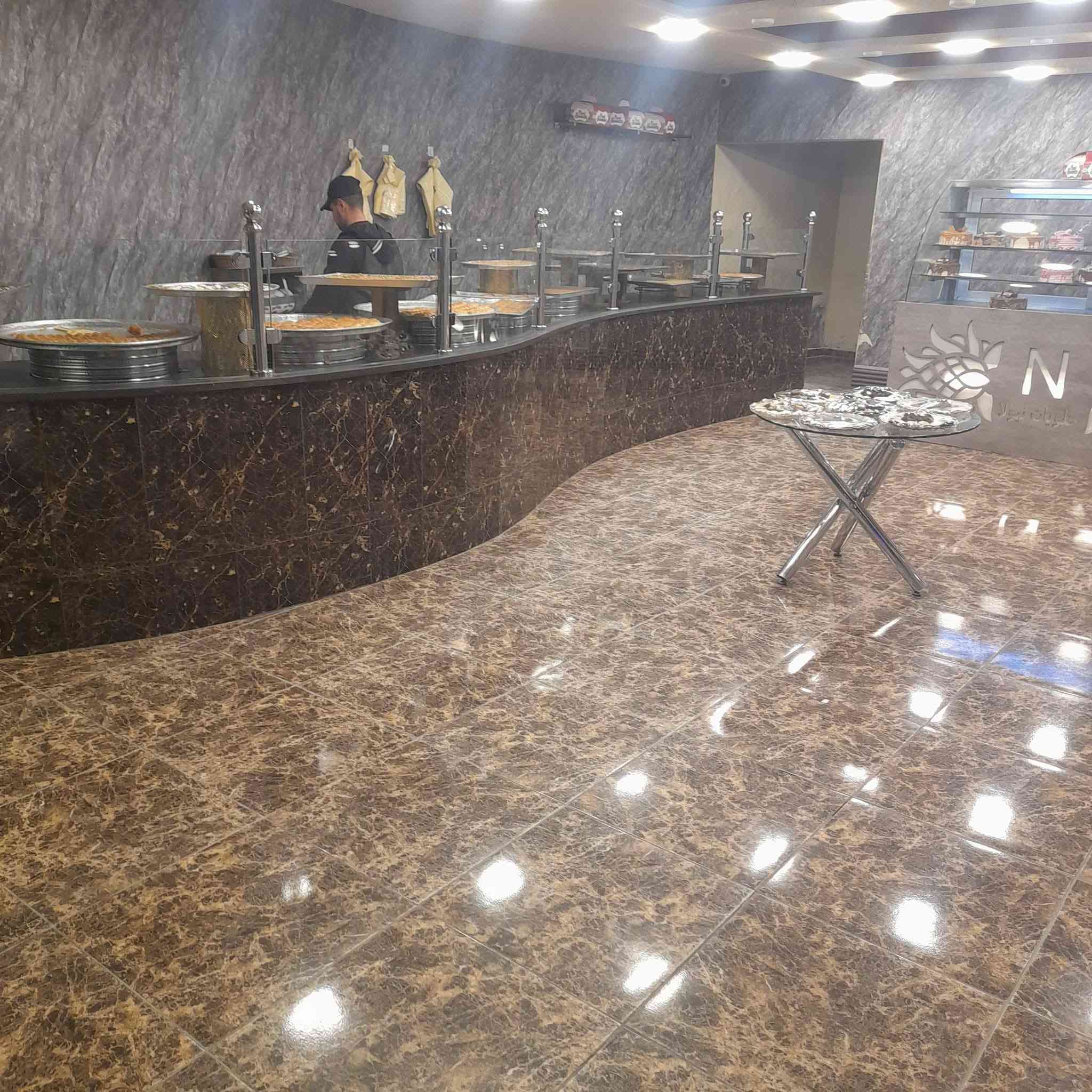 خلفه سيراميك وبورسلين ومسابح متفرغ ***********ملاحضه لا تنطي ربع الا بعد استلام العمل كامل
