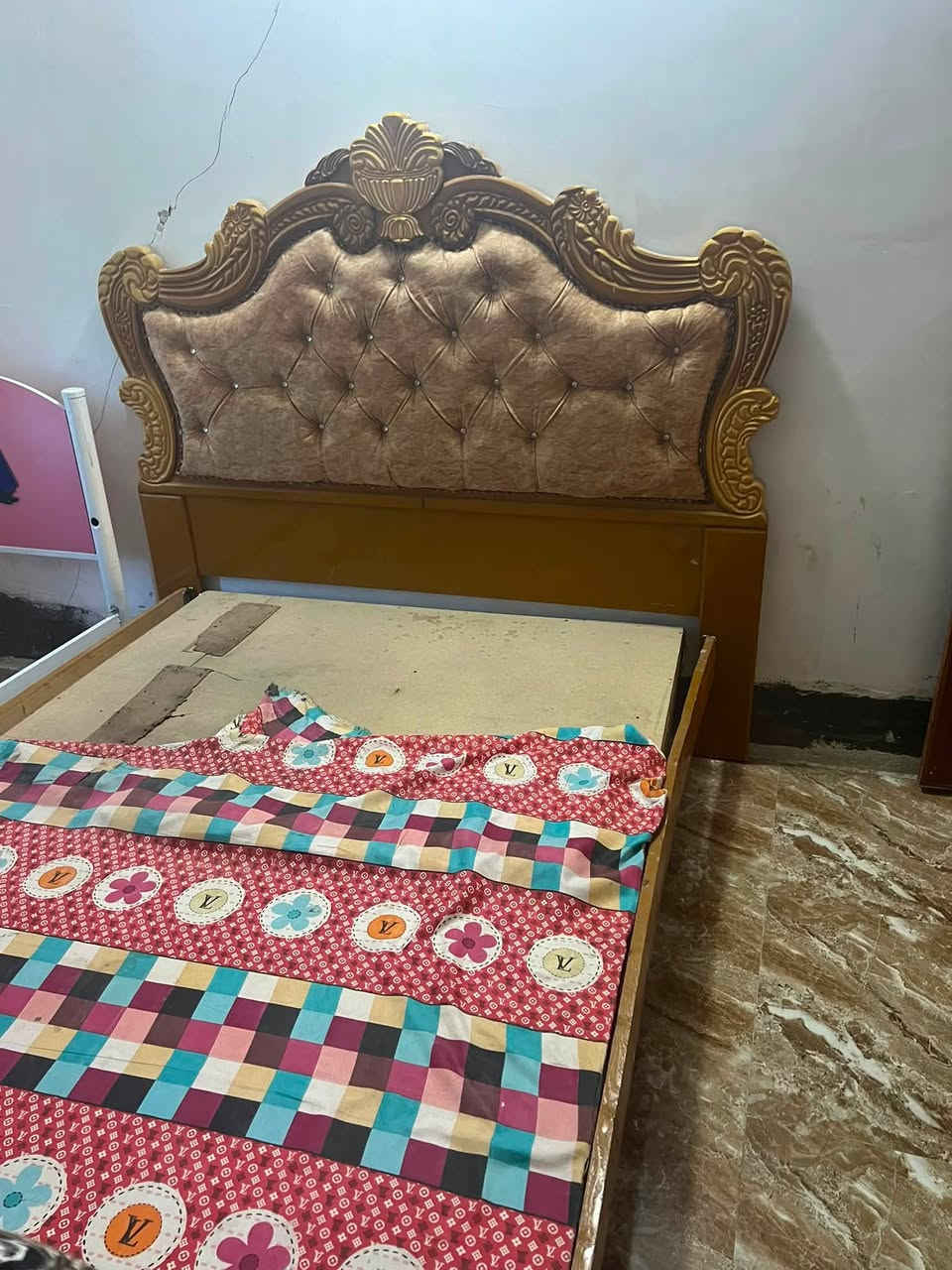 غرفه أخشاب كامله للبيع العنوان العباسيه قرب إعداديه المربد المركزيه ***********
