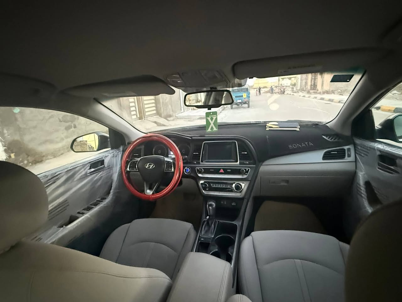 السلام عليكم سوناتا موديل 2018
سيارة ليبل واحد حادثهة فقط دعامية سيارة جديدة ومال جناي 
بصمة كشن كهربائي تدفئة بلكشنات شاشة جبيرة كامرة دوارة مكينة 2400 جي دي اي ممفتوحة سيارة ماناقصهة الف رقم بغداد انكليزي الاستفسار *********** رجا الموشراي لايتصل
