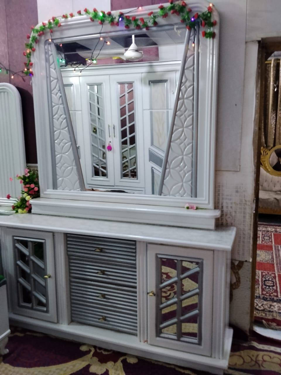 غرفه نوم استعمال شهرين بعدهي  بلكارتون نضيفه زلغ ما بيهه شغل عراقي اسعاره معروفه بسوك الجديده ب مليونين وفوك  
سعر هاي الغرفه مليون قفل مستعجل عليه ***********
