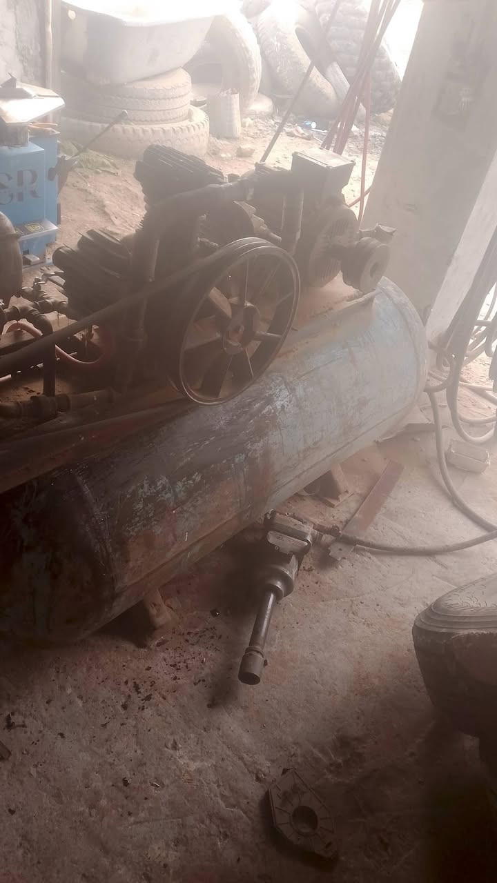 سلام عليكم شباب ورشه بنجر للبيع ادوات كامله كبريسر حجم 600 خالعه حجم 24 مكلف بنشر تفاصيلهاذه رقم راعيهن ***********
