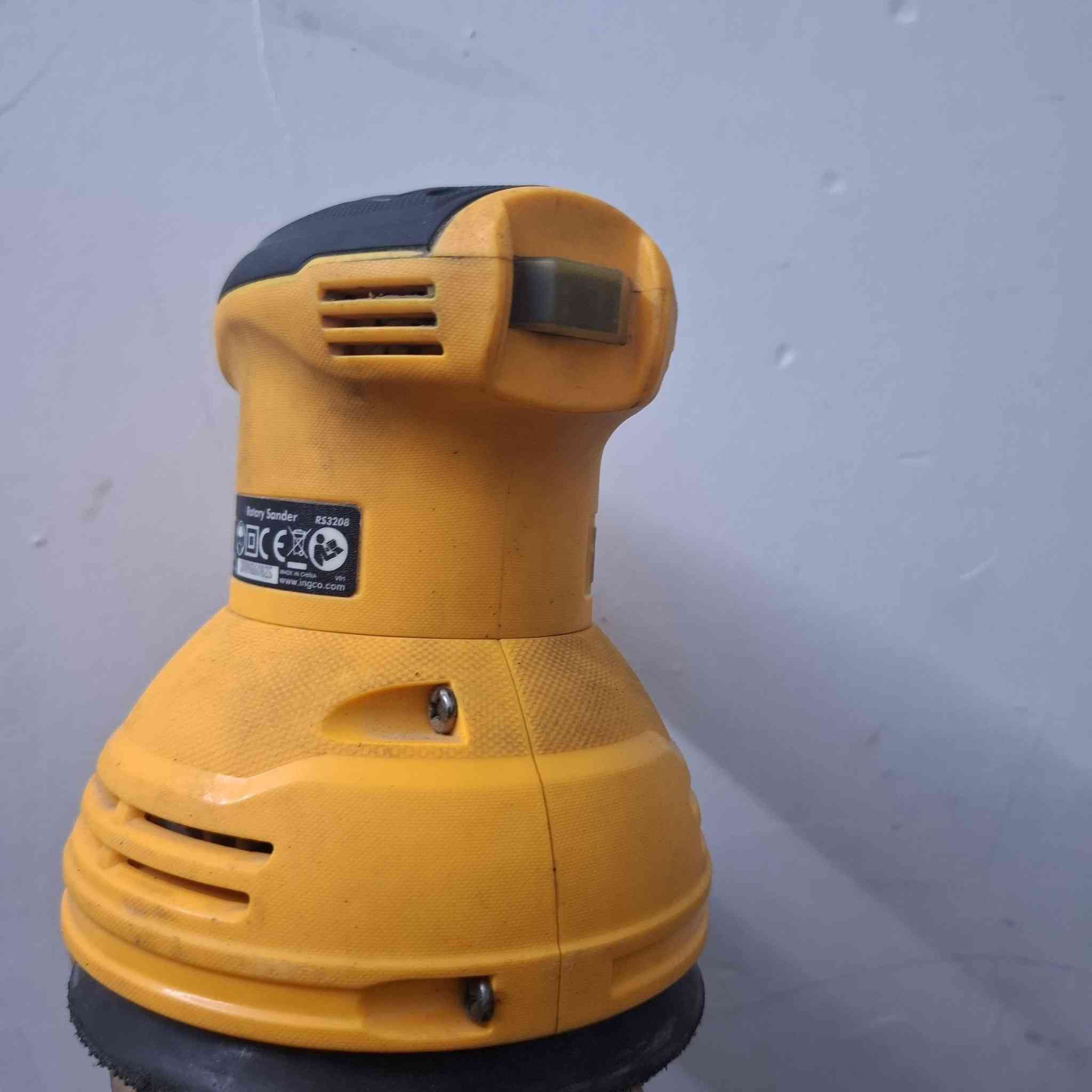 السلام عليكم
من رخصة الادمن .منعمة اهتزازية انجكو استعمال قليل جدا بعدهة جديدة السعر 20 الف قفل 
بغداد حي الاعلام 
***********
