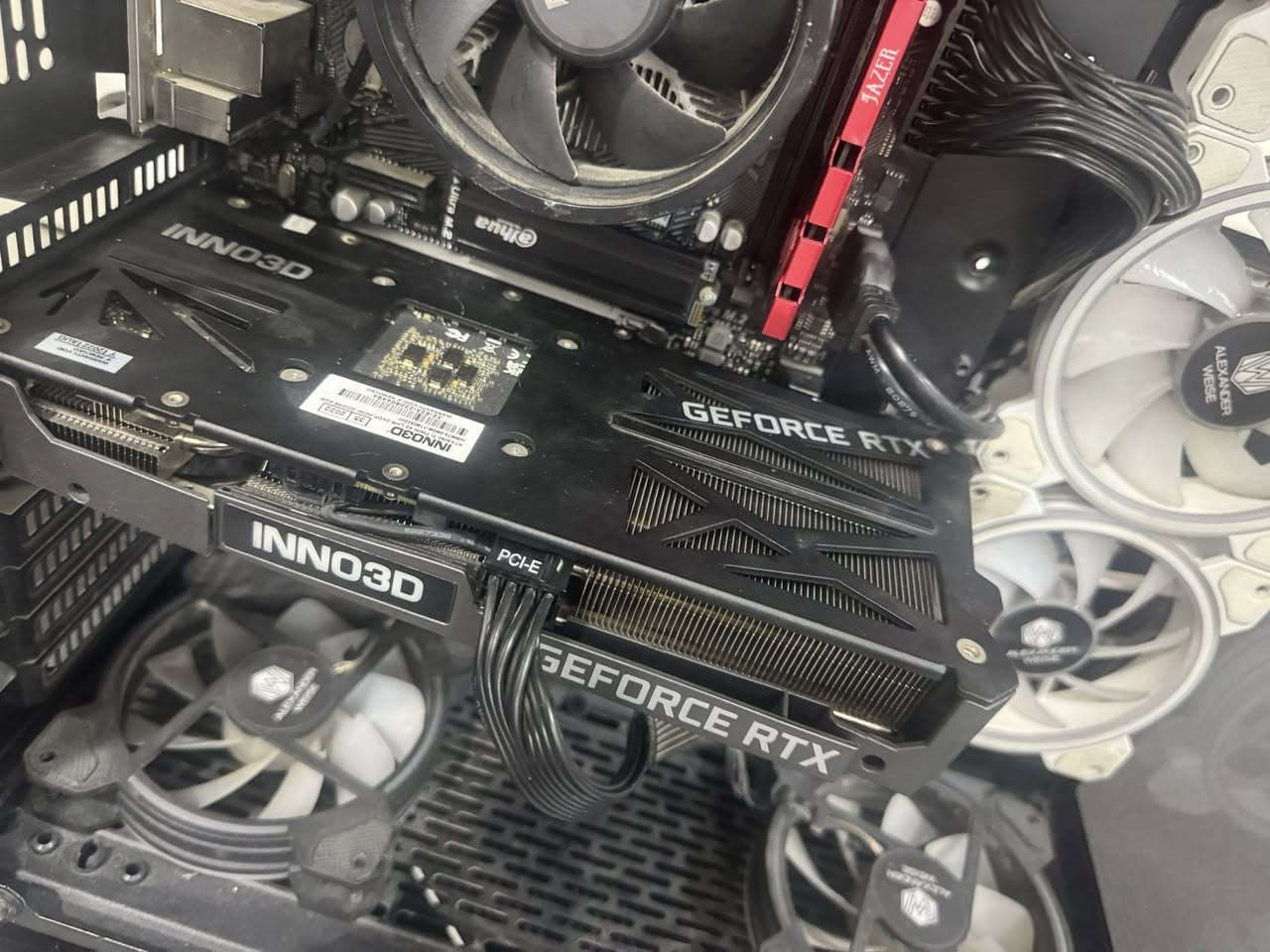 عيدكم مبارك وكل عام وأنتم بخير 
حاسبة للبيع 
مواصفات
rtx 3060ti inoo3d 
r5 3600
m.b a520
m.2 500gb
power 550 +80plus 
ram 8gb 
واذا تريد رام 16 هم موجود 
case الكسندر 
فانات كاملة معليكم بل صورة 🤍

السعر 750 الف وبيها مجال قليل جدا 
اي استفسار خاص 
*********** 
واتساب او اتصال 🤍

