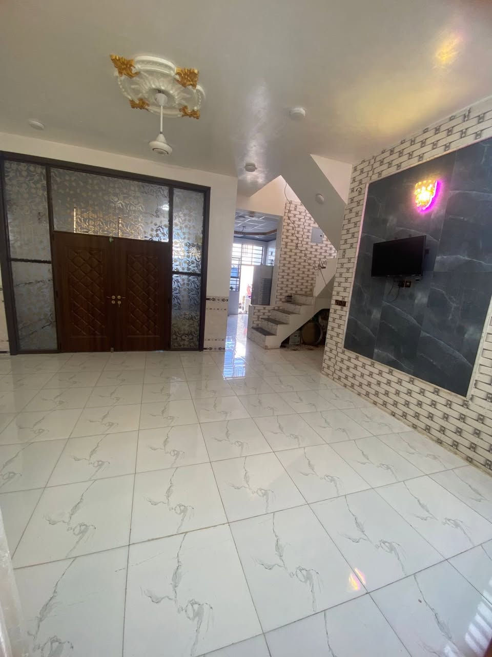 🏡 فرصة مميزة للبيع في مجمع بيتي 1 🏡
للبيع دار سكني بموقع ممتاز جداً داخل مجمع بيتي 1، قريب من الخدمات وبمنطقة هادئة ومناسبة للعائلة.
✅ المساحة: 150 متر
✅ الشارع: 12 متر
✅ يتكون من:
غرفتين نوم
صالة
استقبال
مطبخ
💰 السعر:
60 مليون دينار مقدمة فقط، والباقي 98 مليون دينار عن طريق المصرف العقاري.
✨ بيت مرتب وموقعه جميل جداً، فرصة مناسبة للسكن والاستثمار.
للاستفسار ***********
