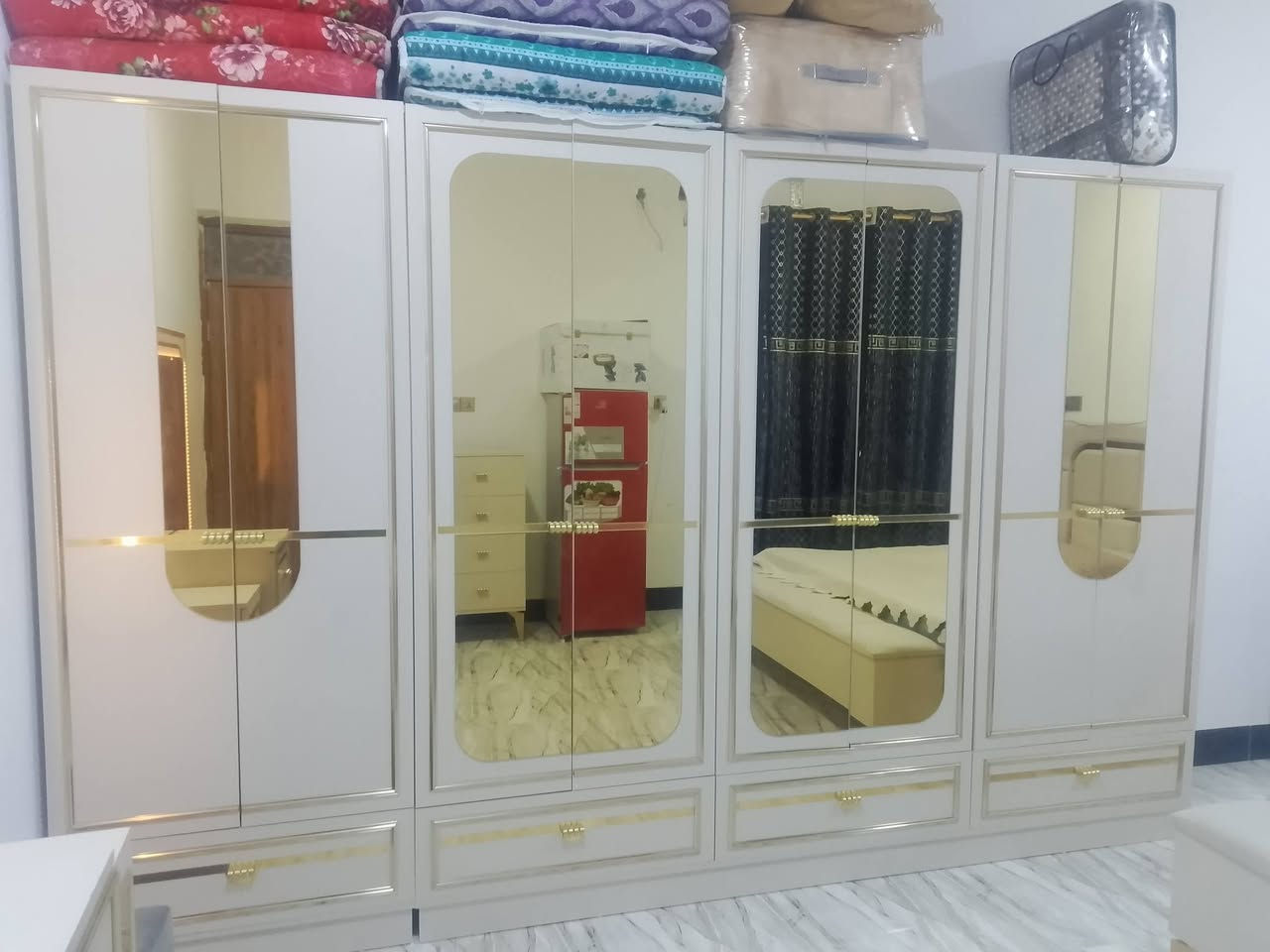 سلام عليكم
غرفه نوم تركيه الدرجه الوله
اي زلغ ما بيه شرط نضيفه 
مليون و300وبيه مجال 
***********
