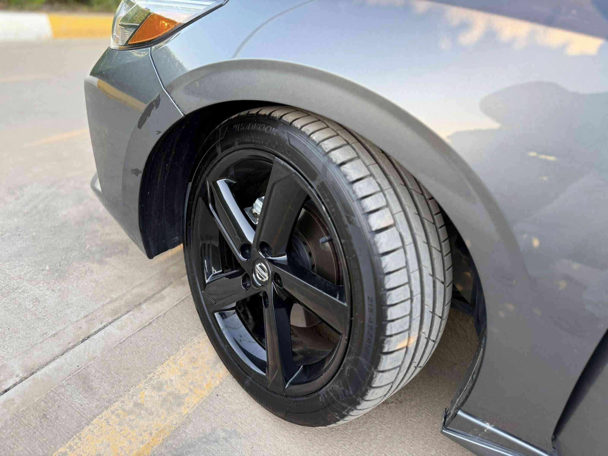 نيسان سنترا SR2023 (توكلر midnight ) 🚘
الموديل: 2023
الصنف: SR MIDNIGHT 
المحرك: 2000cc – بنزين – 4 سلندر
الوارد: أمريكي ✅ ( صبغ  شبر في جاملغ امامي اليمين وبنيد مبدل بلادي بدون صبغ )

✅ جميع الأيرباكات أصلية ✅ (شرط الفحص)

ملاحظة: تخم تاير جديد هونكوك وباتري

 • رقم الشاصي: 3N1AB8DV4PY223907

 • اللون الخارجي: نفطي
 • اللون الداخلي: شمواه أسود 
 • عداد: 11000 ميل

⸻

السعر 💰15900 $ (159$ )

قابل للتفاوض بعد المعاينة فقط – لا يوجد تفاوض عبر الهاتف

⸻

المواصفات ⭐
               • سقف اسود بلادي midnight 
 • تشغيل بصمة + بصمة أبواب
       ٠ تشغيل عن بعد
 • شاشة وسطية مع نظام أبل كار بلاي
 • كاميرا خلفية + كاميرا أمامية (مساعدة الحفاظ على المسار)
 • رادار خلفي للوقوف المفاجئ
 • حساسات جانبية في المرايا
 • نظام تحديد مسرب + قيادة شبه ذاتية
 • مثبت سرعة + تحكم ستيرن
 • بلوتوث
 • حجر بيئة بلادي
 • ويل كاب SR 
      • ضو امامي وكشاف زنون اصلي
⸻

📍 موقع السيارة: أربيل
📞 للاستفسار: *********** (اتصال / واتساب / فايبر)
