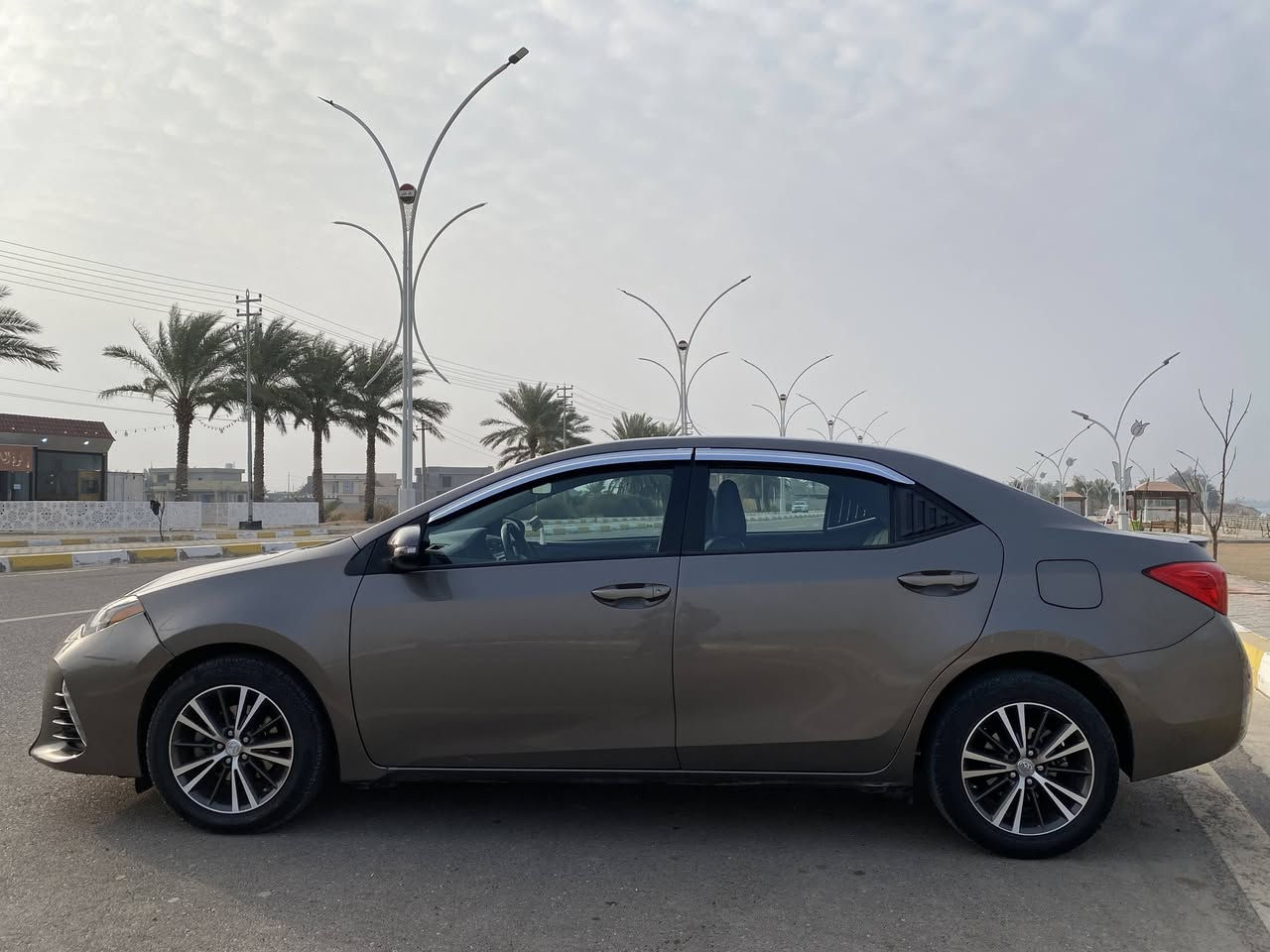 السلام عليكم اخوان.. كورولا 2019 فئه se  محرك 1.8فول عده الفتحه والبصمه وارد امريكي حادثها جاملغ  وباب صبغ ابيعلك 3 قطع لان الخلفي مصبوغ توحيد لون بدون دواخل ولا شاصي ولا لغد ولا ايرباك صور الحادث بلمنشور  السياره ماشيه 96الف ميل مناقصها اي شي تشغل وتطلع صدر حداديه كير محرك تدفئه تبريد 7 سرعات كله مكفول مسوي ادامه كامله جديده ومبدل دهن الكير الهايدروليك الاصلي .
المواصفات:
كشنات جلد 
كامره اماميه وخلفيه 
شاشه كبيره 
رادار امامي 
سياقه ذاتيه
توقف ذاتي 
مثبت سرعه 
تنبيه الخروج عن المسار 
اوامر صوتيه 
شفتات ستيرن 
سترين كهربائي 
تحكم جهتين
اشاير بلمري 
بلوجكتر ناصي عالي كله LED
درايف مود :ECO+SPORT
مرايا هيتر 
مواصفات الكورولا معروفه السياره خير من الله كلشي مناقصها عليها 400 غرامات تنزل من السعر 
السعر 148 وبيها مجال حك الجيه رقم + واتساب ***********
