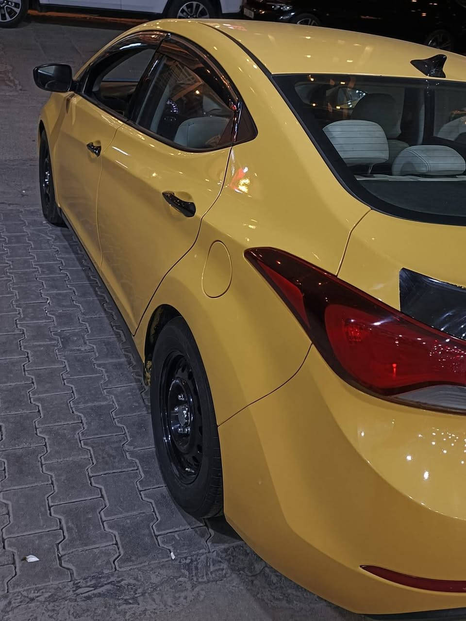 السلام عليكم 
هونداي النترا 2015 وارد امريكي حادث جاملغ وجزء من البنيد ماشيه 85 محرك 1800 كشنات جلد تحكمات شاشه كامره كير تبريد محرك مكفول تخم تاير رقم بغداد هزه وسنويه ورقم جديد السياره بأسمي السعر 120 وبيها مجال العنوان بغداد الاعظميه موبايل ***********،،
