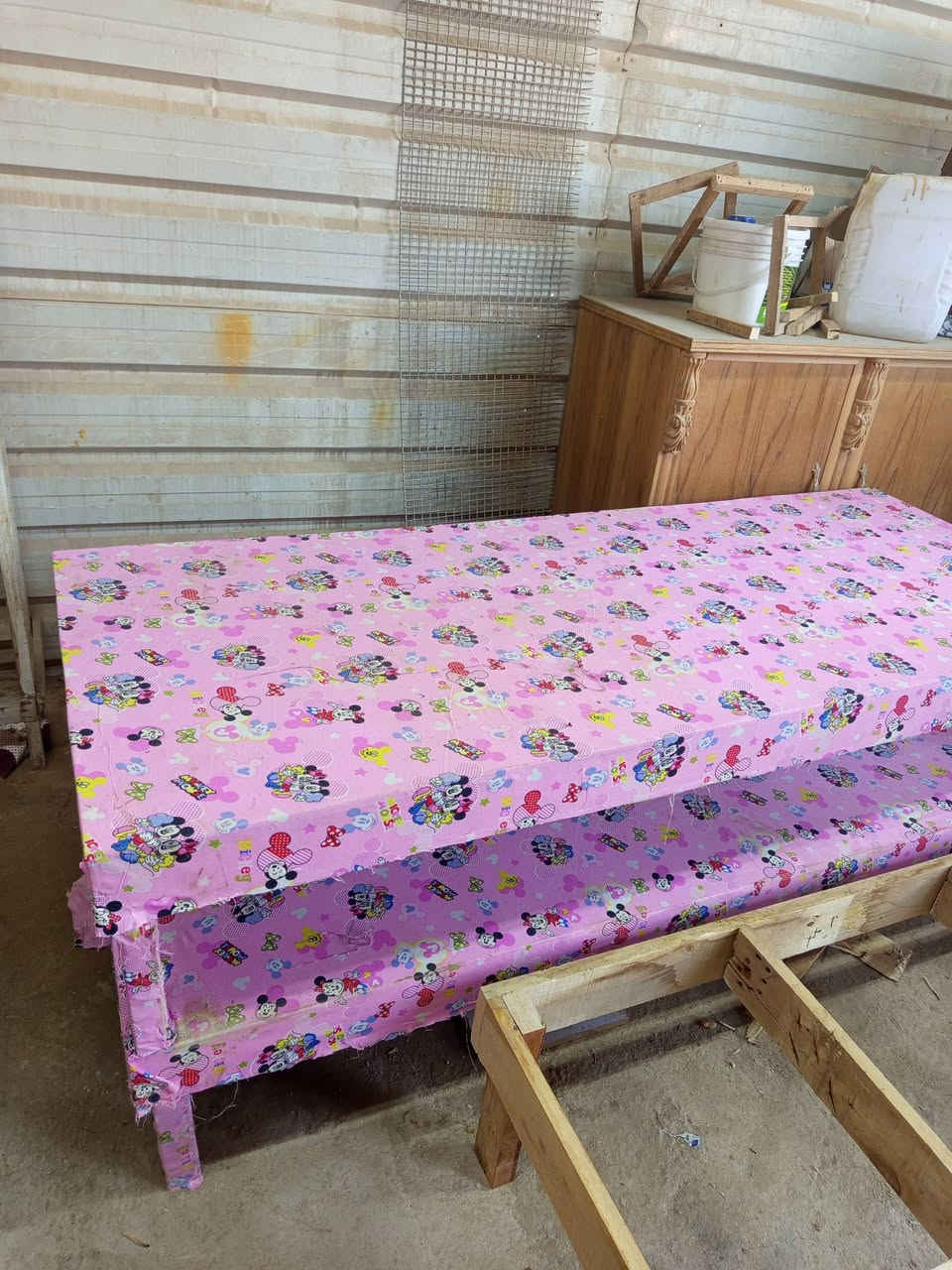 السلام عليكم
جرابي البيع يوجد خدمه داخل النجف 
طول متر و95 
العرض     80
ارتفاع       40
 ونشتغل حسب الطلب 
السعر 40 الف معه توصيل 
اذا مو نفس الصوره ونفس القياس يرجع مع المندوب 
الحجز     وتساب       ***********
